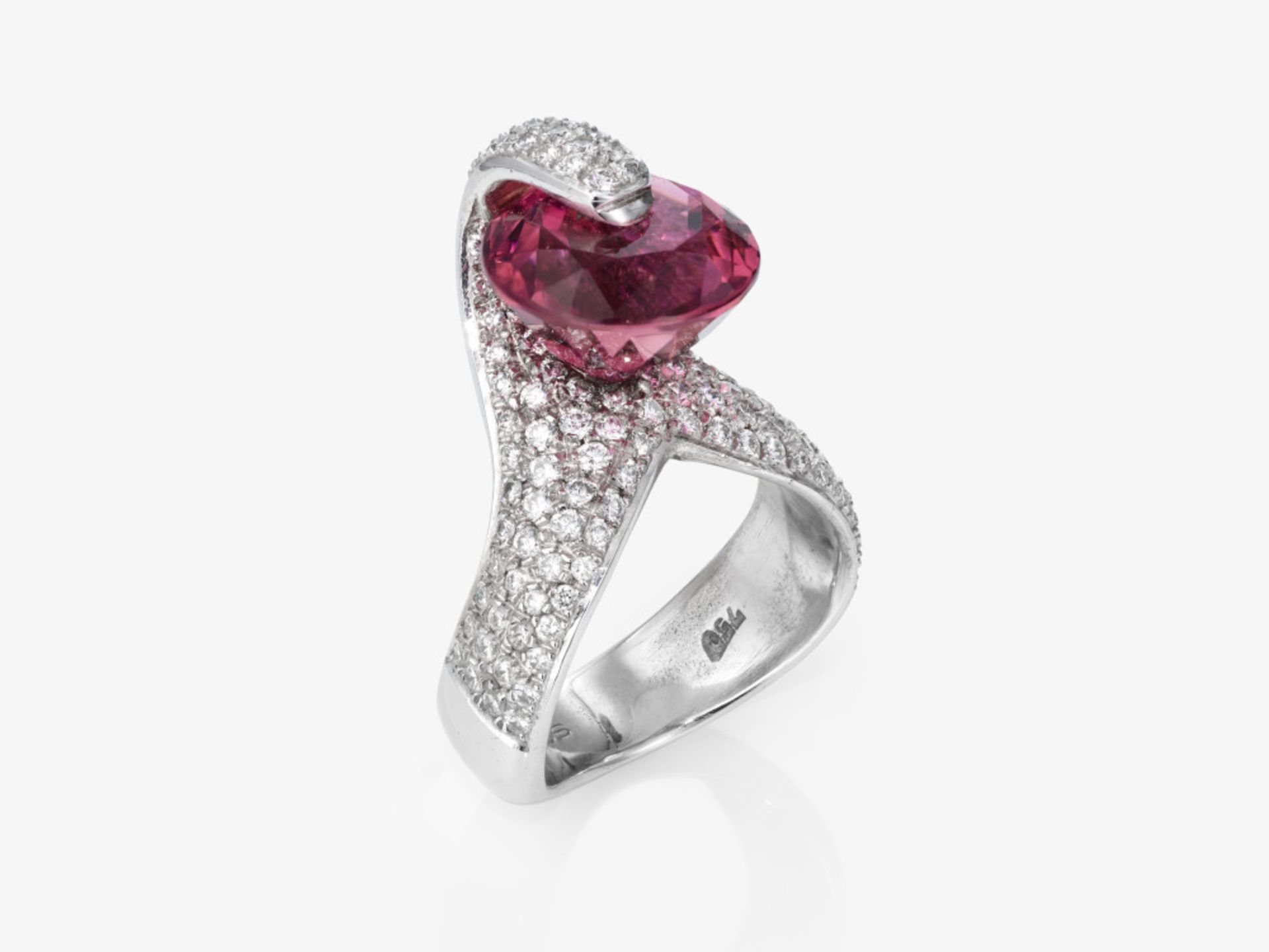 A ring with rubellite and brilliant-cut diamonds - Nuremberg, Juwelier SCHOTT