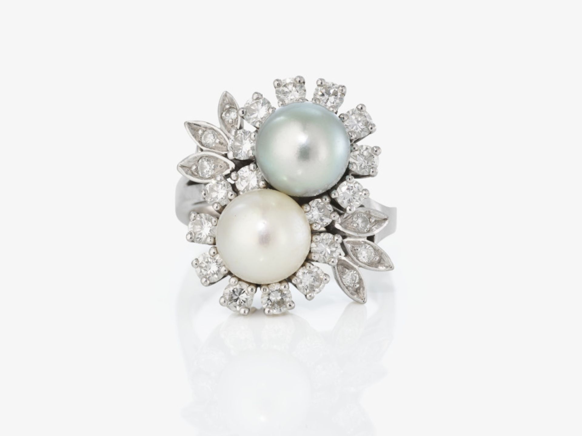 A ring with a white and grey cultured pearl and brilliant-cut diamonds - Germany, 1970s - Image 2 of 2