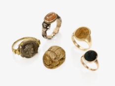 Vier Ringe mit antiker Silbermünze bzw. mit antiken Gemmen und ein Skarabäus - Silbermünze:  Ariarat