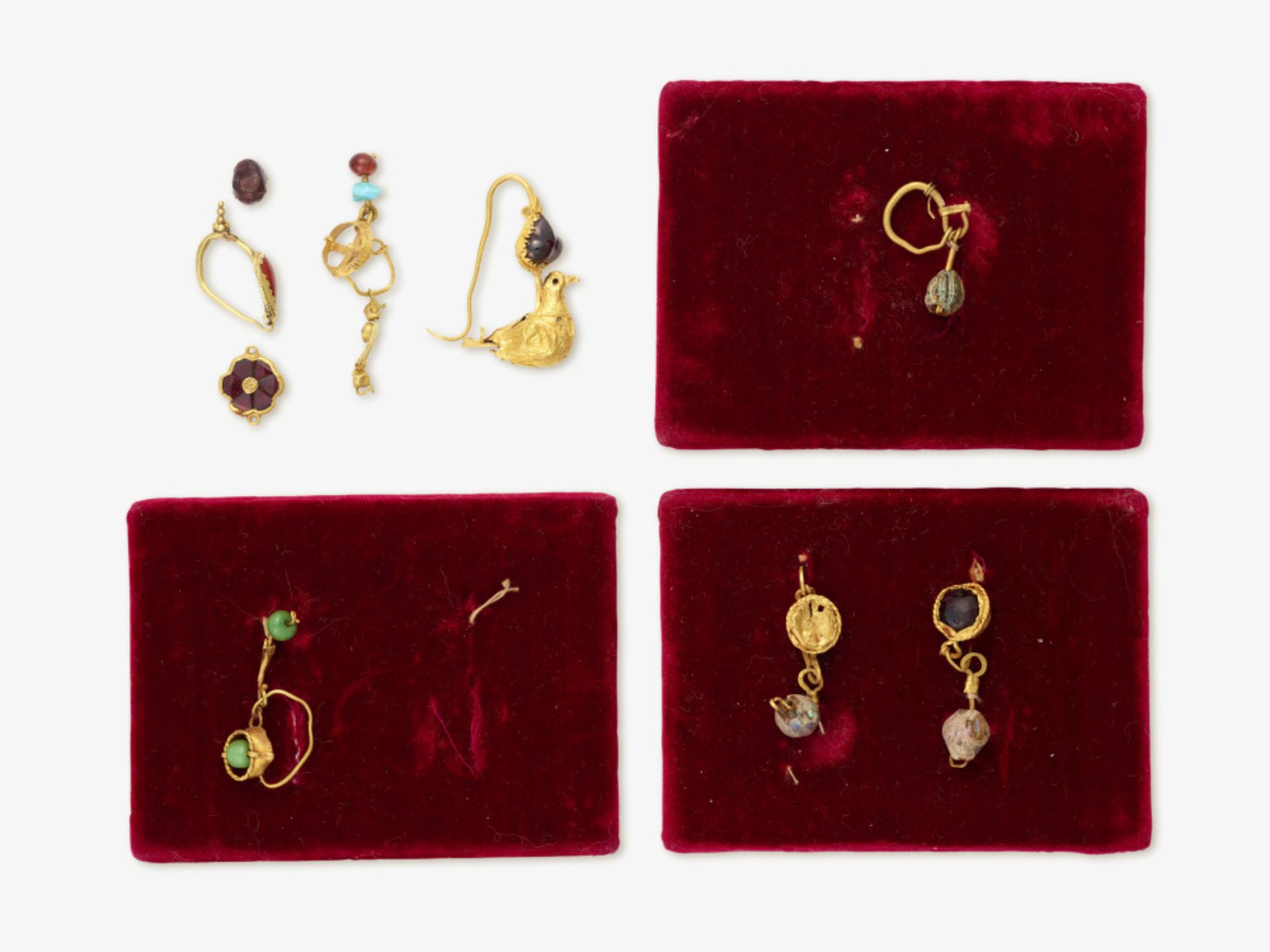 A pair of earrings and five single earrings with two loose earring pieces - Hellenistic, 4th - 2nd c