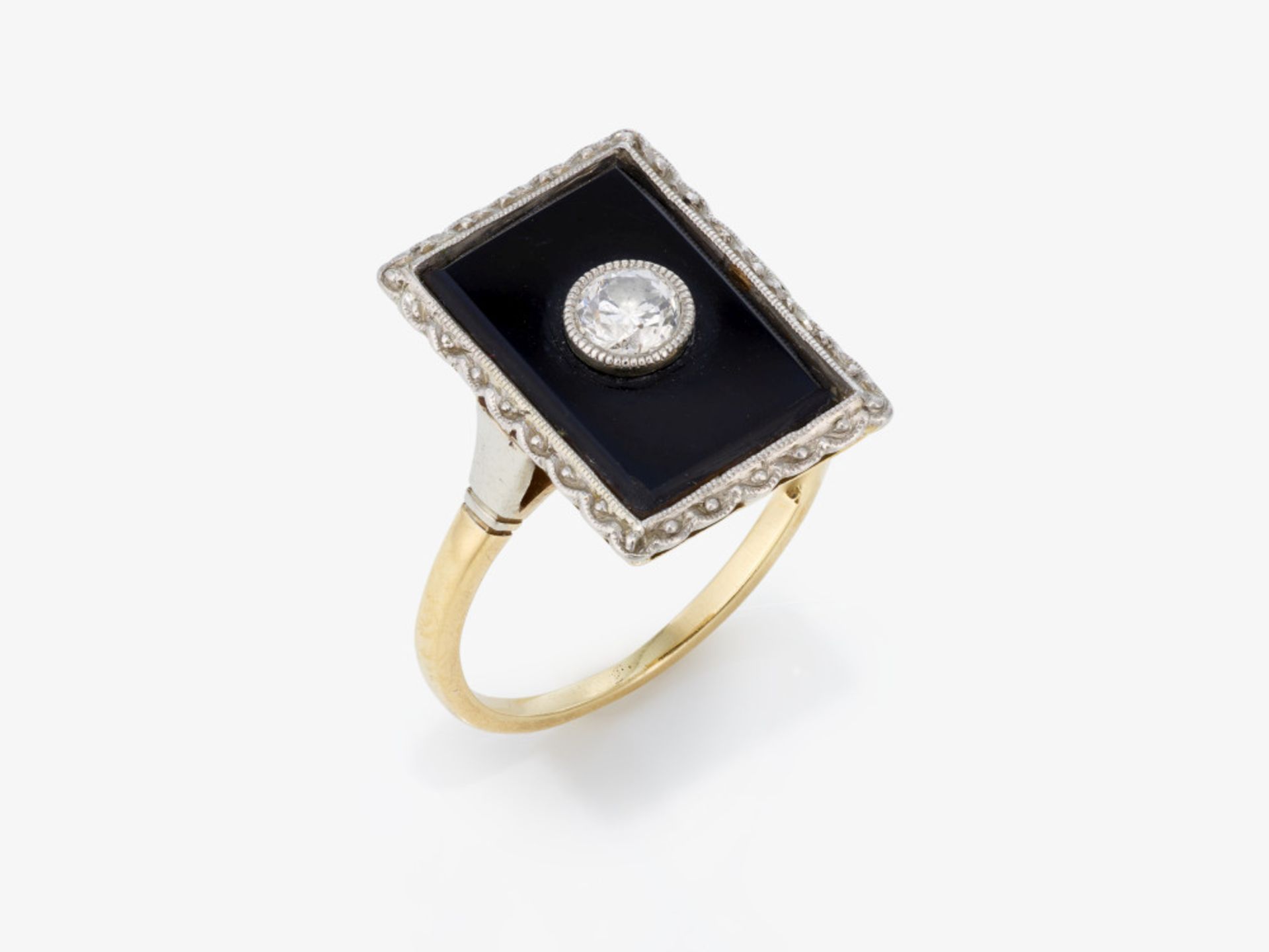 An Art Deco ring with a brilliant-cut diamond and onyx - Probably Germany, circa 1930
