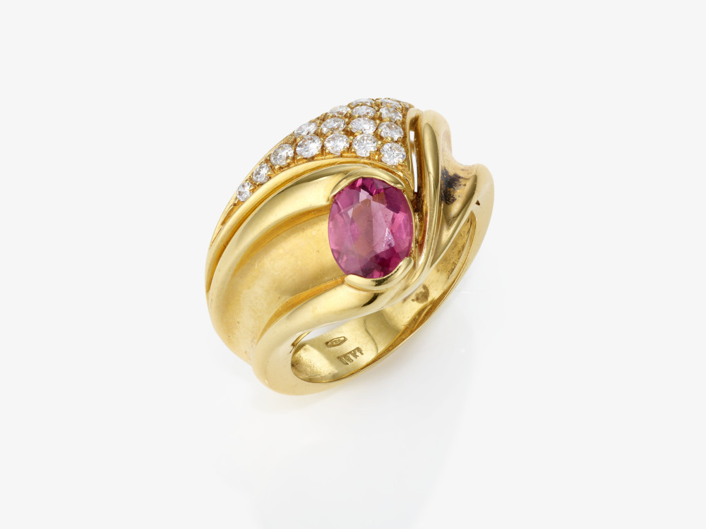 A ring with rubellite and brilliant-cut diamonds. Yellow gold 18K (750/-). - Italy