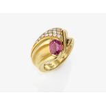 A ring with rubellite and brilliant-cut diamonds. Yellow gold 18K (750/-). - Italy