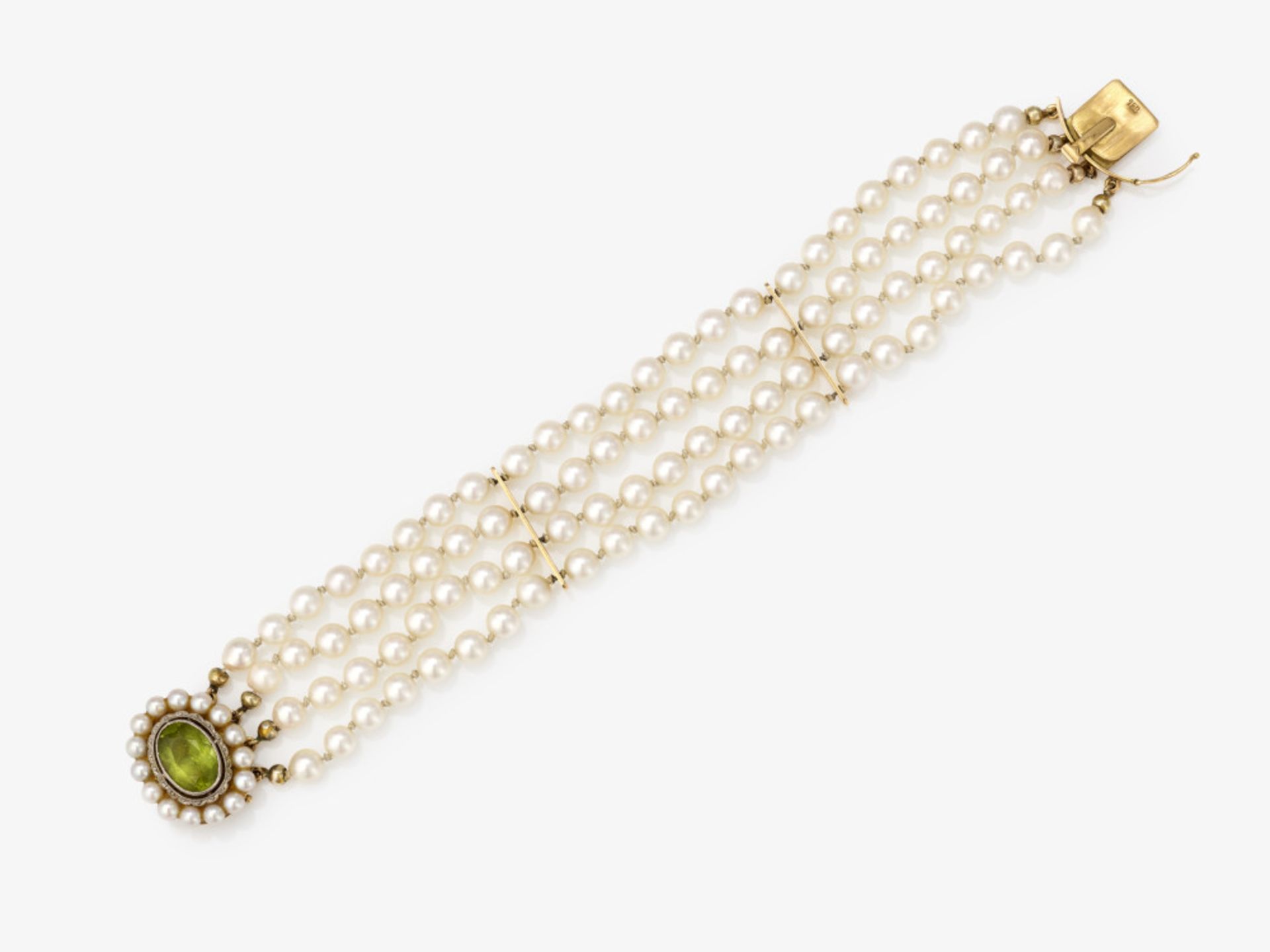 A four-strand cultured pearl bracelet with peridot clasp - Germany, circa 1915 - Image 2 of 2