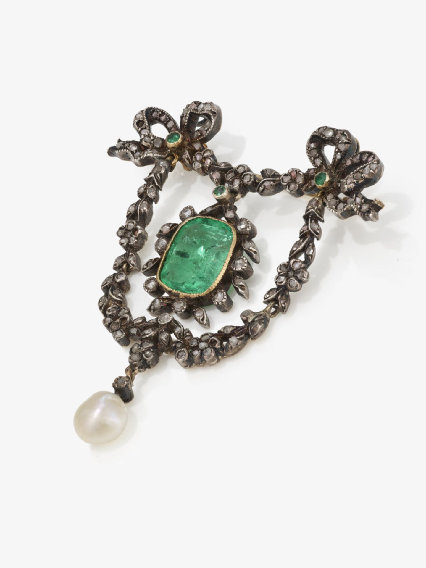 A garland-style brooch/pendant with emerald, diamonds and pearl - Probably France, late 19th century - Image 2 of 2