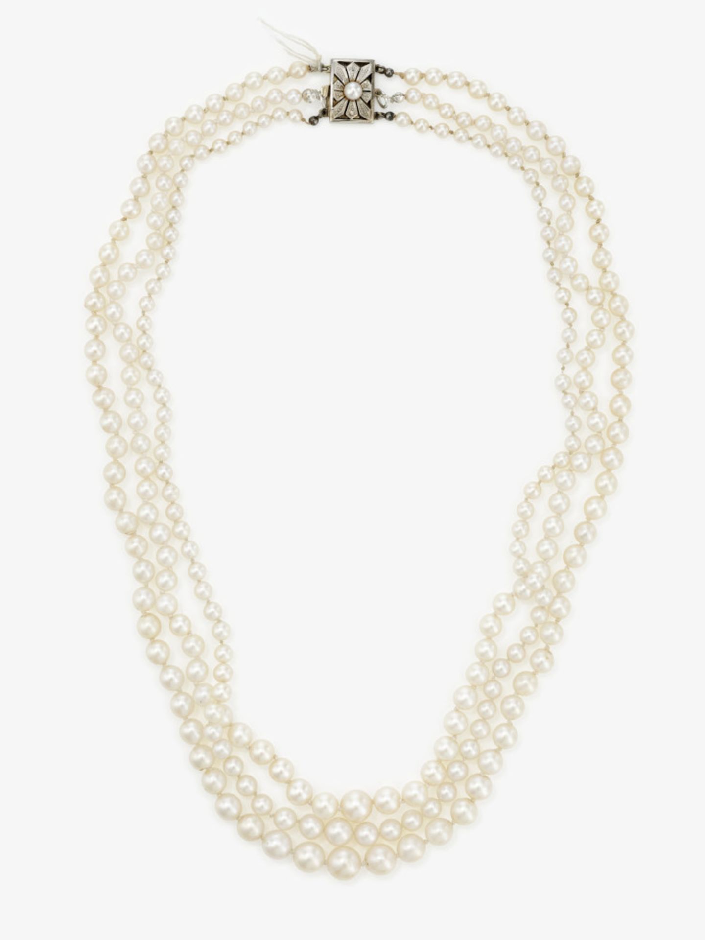 A three-strand cultured pearl necklace - Image 2 of 2