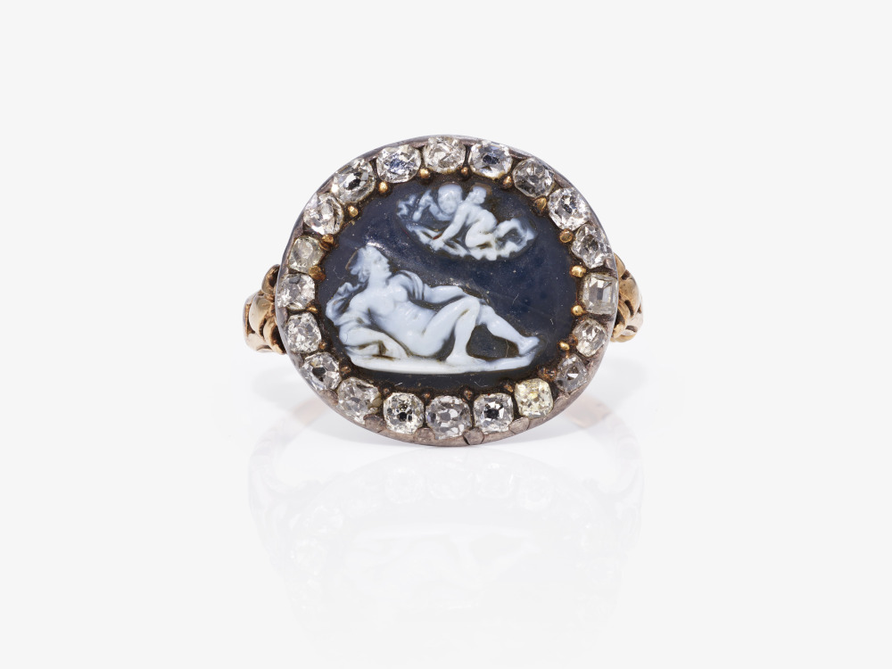 A ring with chalcedony gem depicting Cupid and Venus - Circa 1780 - Image 2 of 2