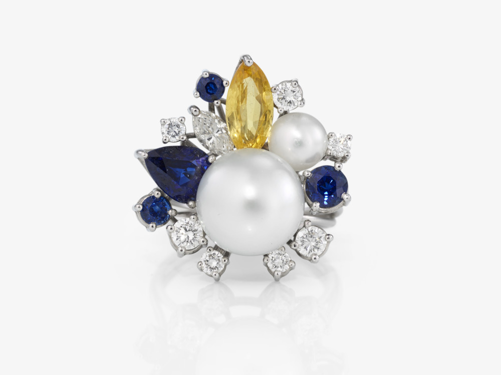 A ring with sapphires, brilliant-cut diamonds and cultured pearls - Nuremberg, 1970s, Juwelier SCHOT - Image 2 of 2