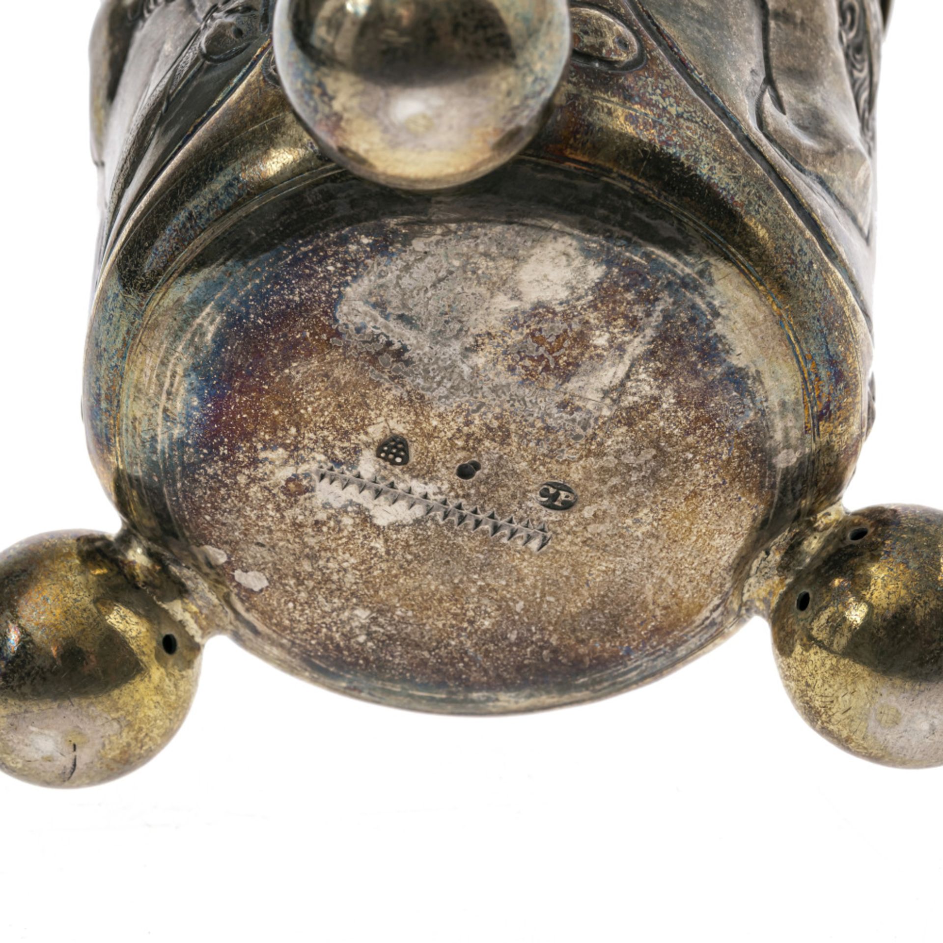 A beaker with cover on ball feet - Augsburg, circa 1688-1689, Cornelius Poppe - Image 2 of 4