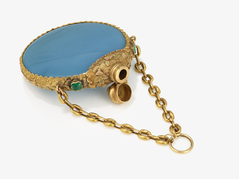 A perfume bottle made of turquoise glass as a pendant - Probably Germany, late 19th century - Image 2 of 2