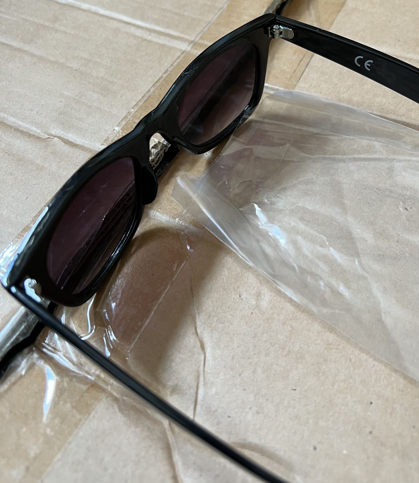 100 x Foster Grant Retro Sunglass in Black - (NEW) - RRP Â£878+ ! - Image 7 of 7