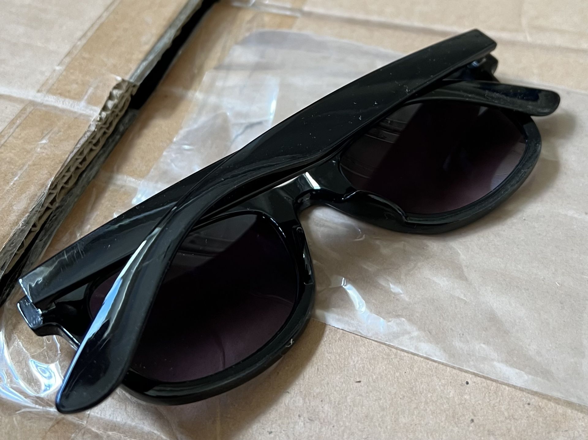 200 x Foster Grant Retro Sunglass in Black - (NEW) - RRP Â£2,195+ ! - Image 5 of 7