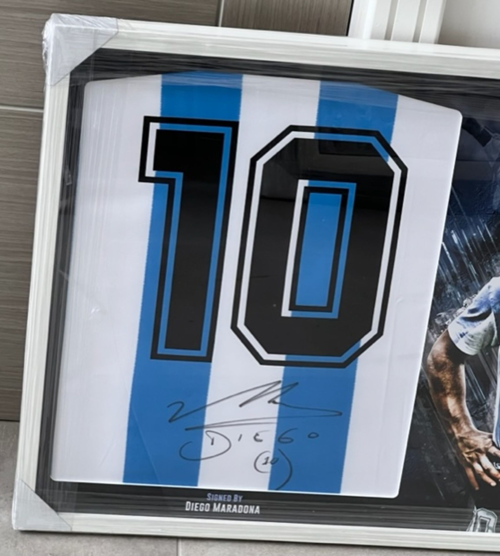 HAND SIGNED, BEAUTIFULLY FRAMED â€˜MARADONAâ€™ SHIRT WITH COA - NO VAT! - Bild 4 aus 6