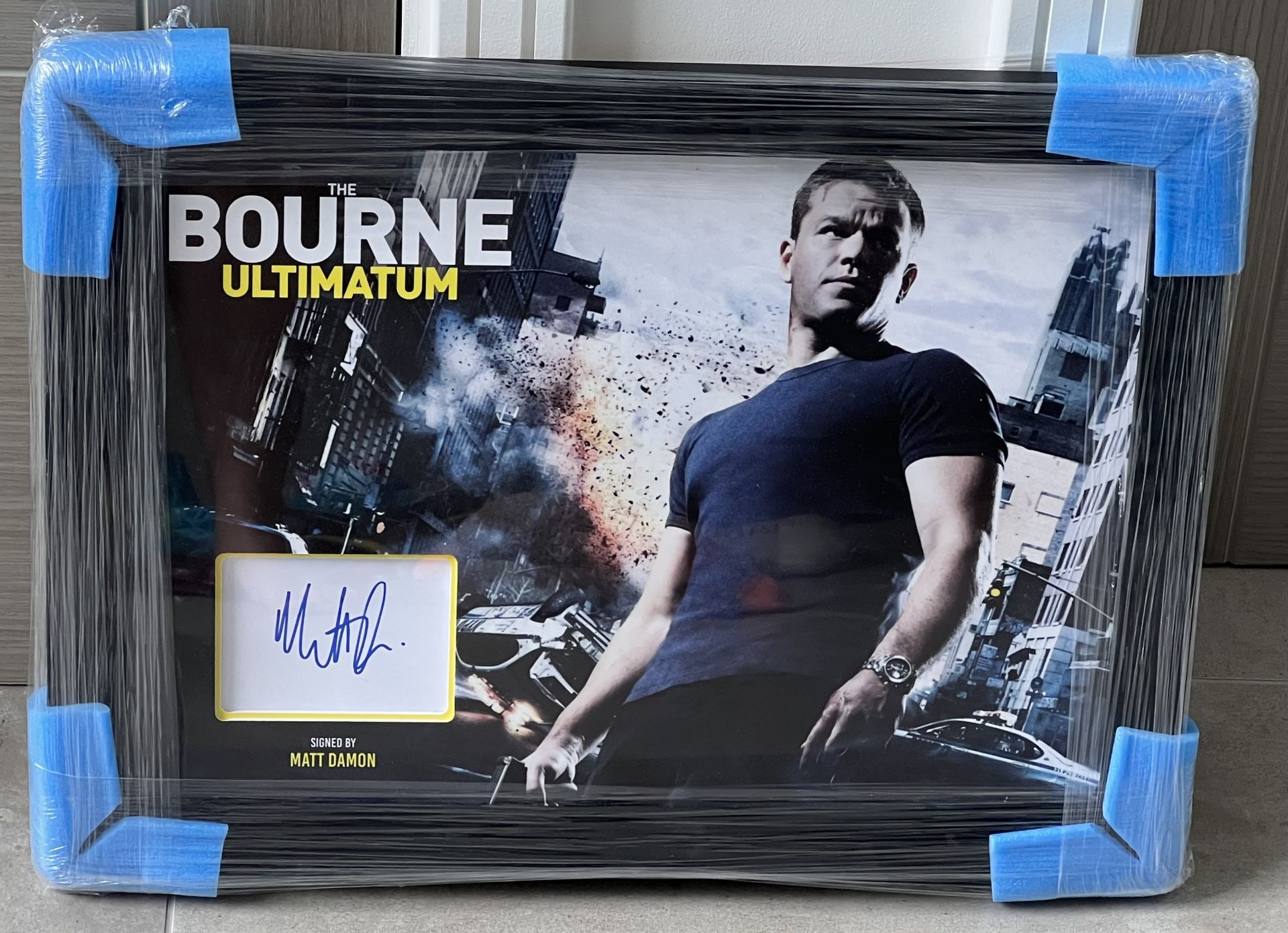 BOURNE ULTIMATUM MOVIE PRESENTATION, HAND SIGNED BY â€˜MATT DAMONâ€™ WITH COA - NO VAT!