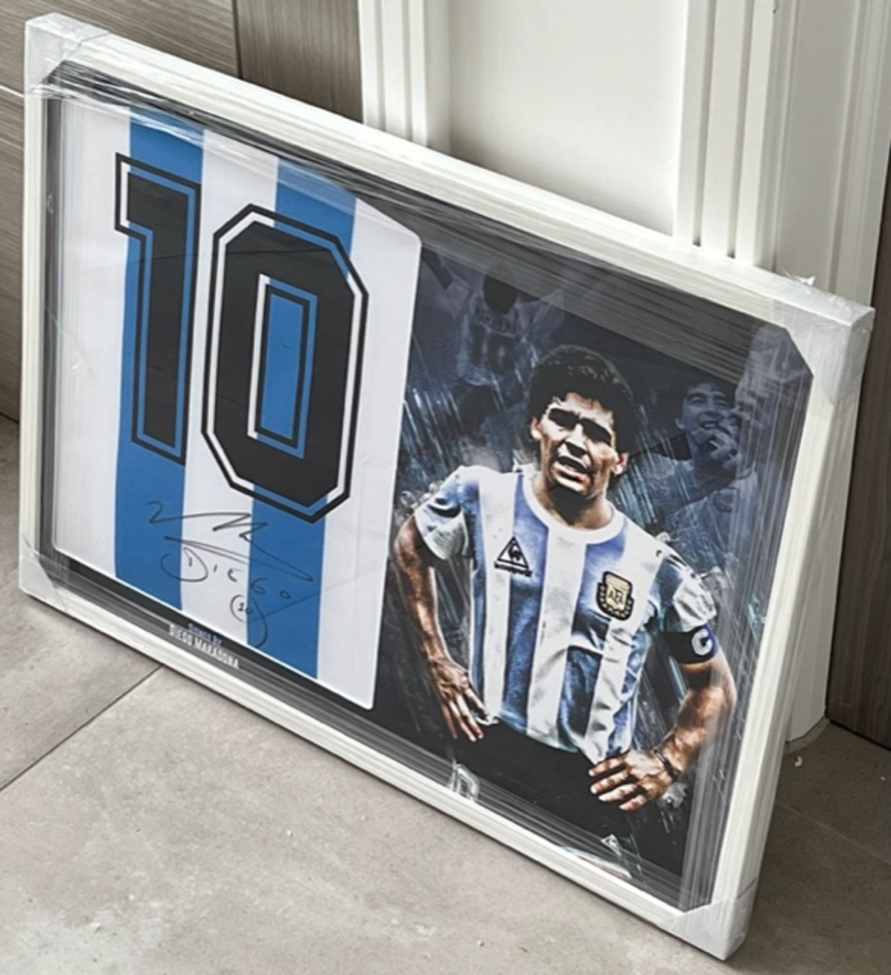 HAND SIGNED, BEAUTIFULLY FRAMED â€˜MARADONAâ€™ SHIRT WITH COA - NO VAT! - Bild 2 aus 6