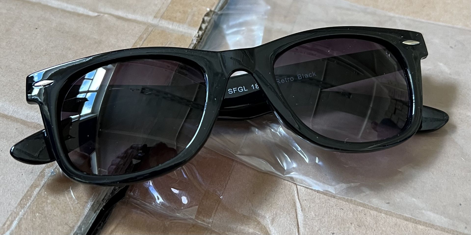 300 x Foster Grant Retro Sunglass in Black - (NEW) - RRP Â£2,364+ ! - Image 4 of 7