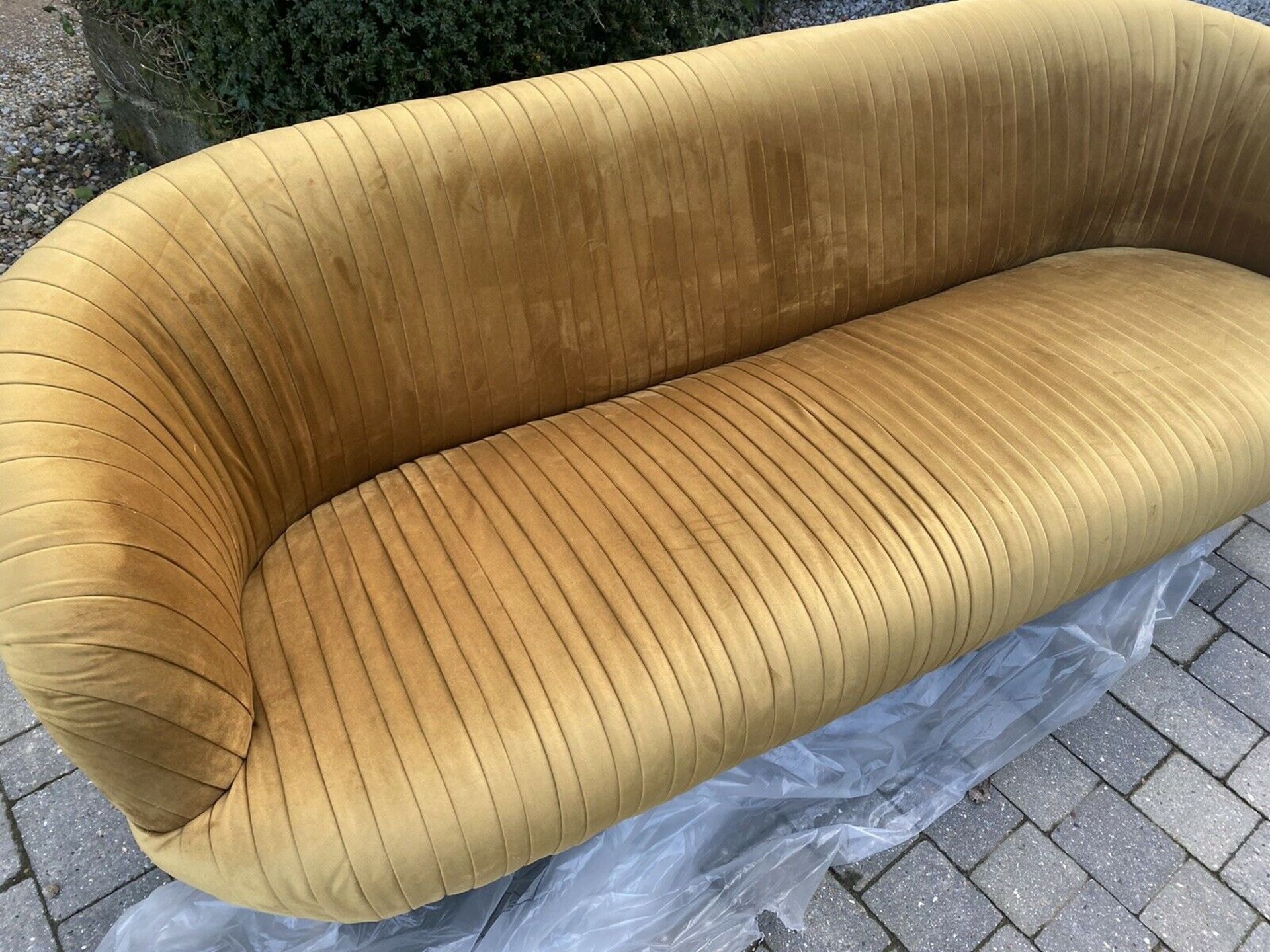 Valenza Sofa Gold Velvet, Antique Legs by Hudson Gallery - RRP Â£2,689.99 - Ex-Display! - Image 2 of 8