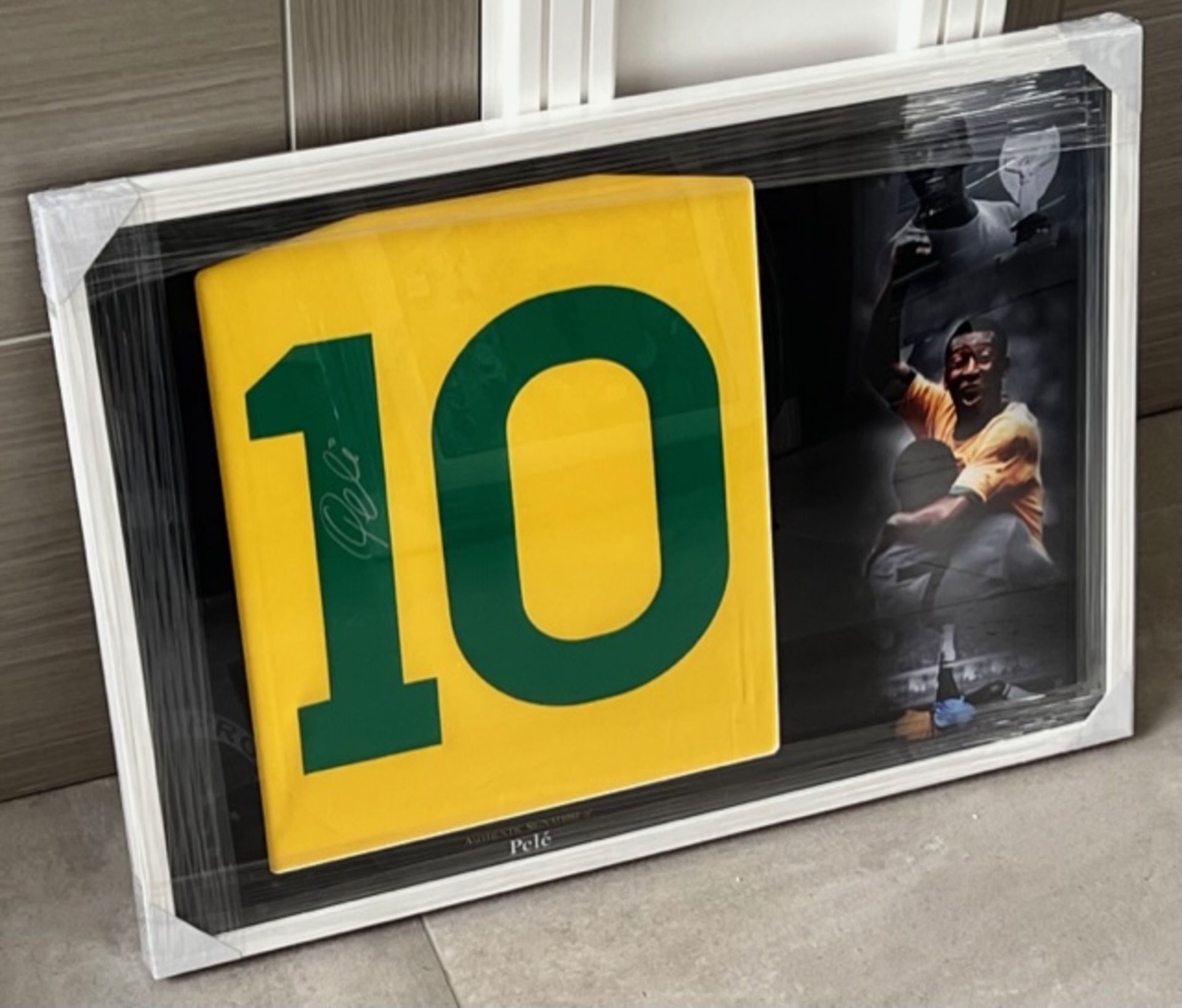 HAND SIGNED, BEAUTIFULLY FRAMED â€˜PELEâ€™ SHIRT WITH COA - NO VAT! - Bild 2 aus 6