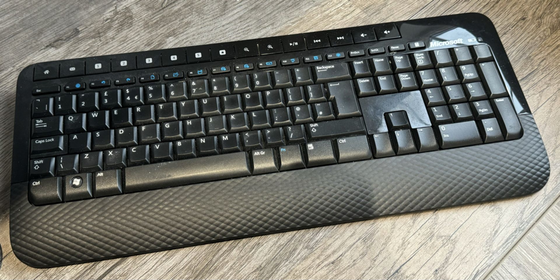 Microsoft Wireless Desktop 2000 Keyboard and USB Receiver - Good Condition