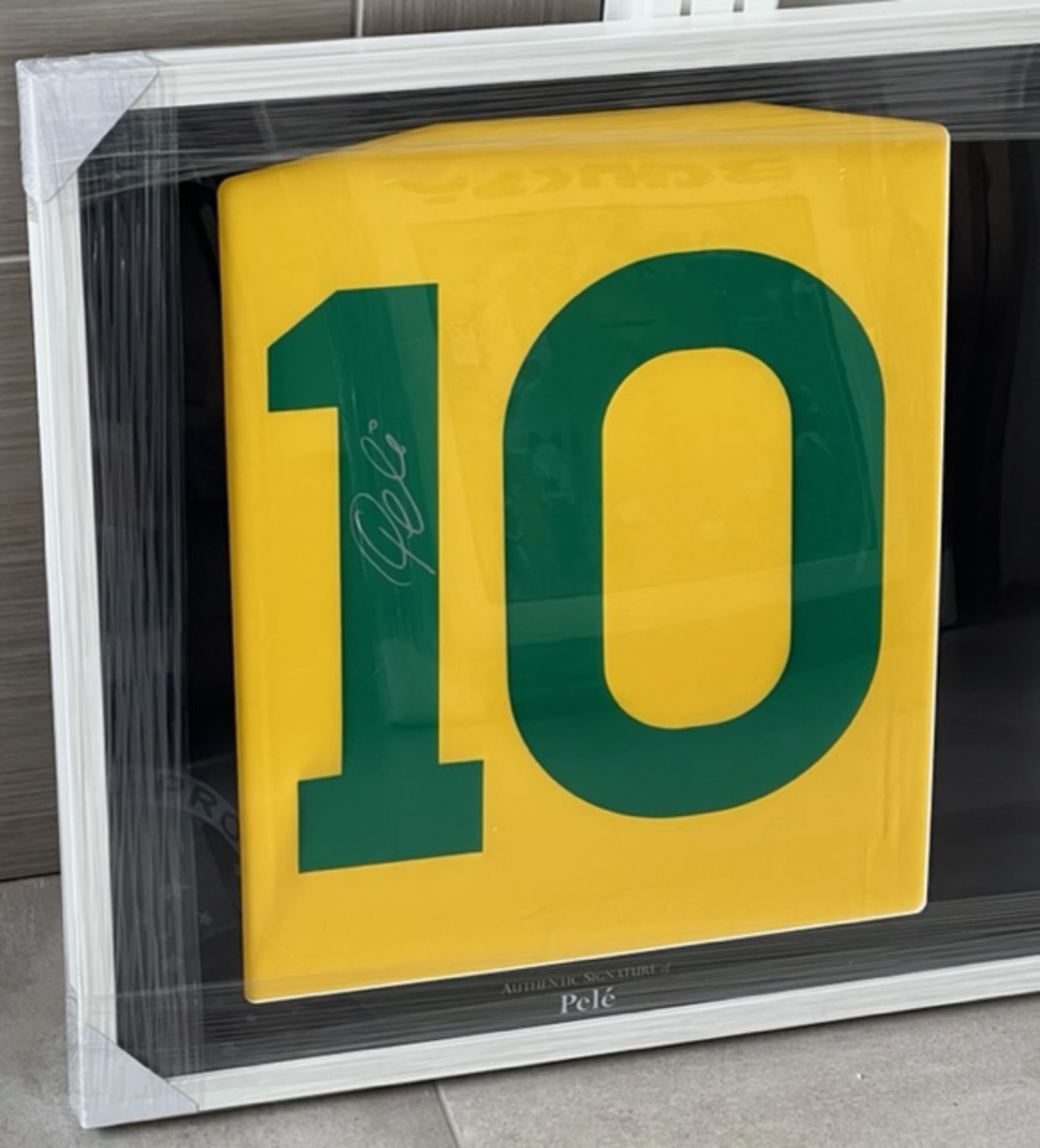 HAND SIGNED, BEAUTIFULLY FRAMED â€˜PELEâ€™ SHIRT WITH COA - NO VAT! - Bild 4 aus 6