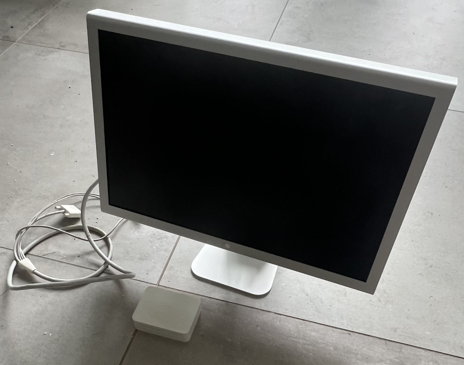 Apple Cinema HD Display on Stand with Cables  -   NO VAT! - Bild 3 aus 6