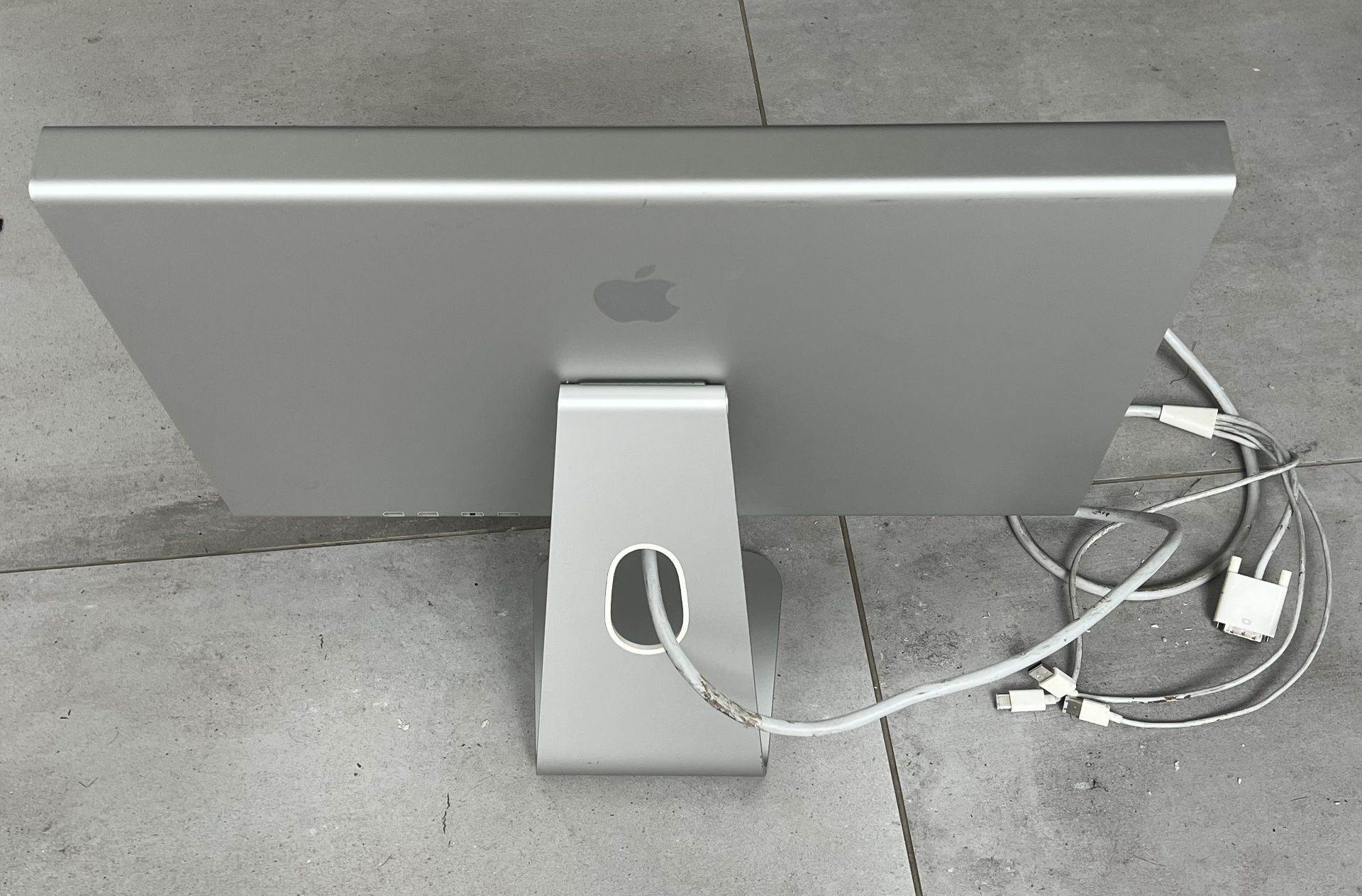 Apple Cinema HD Display on Stand with Cables  -   NO VAT! - Bild 5 aus 6