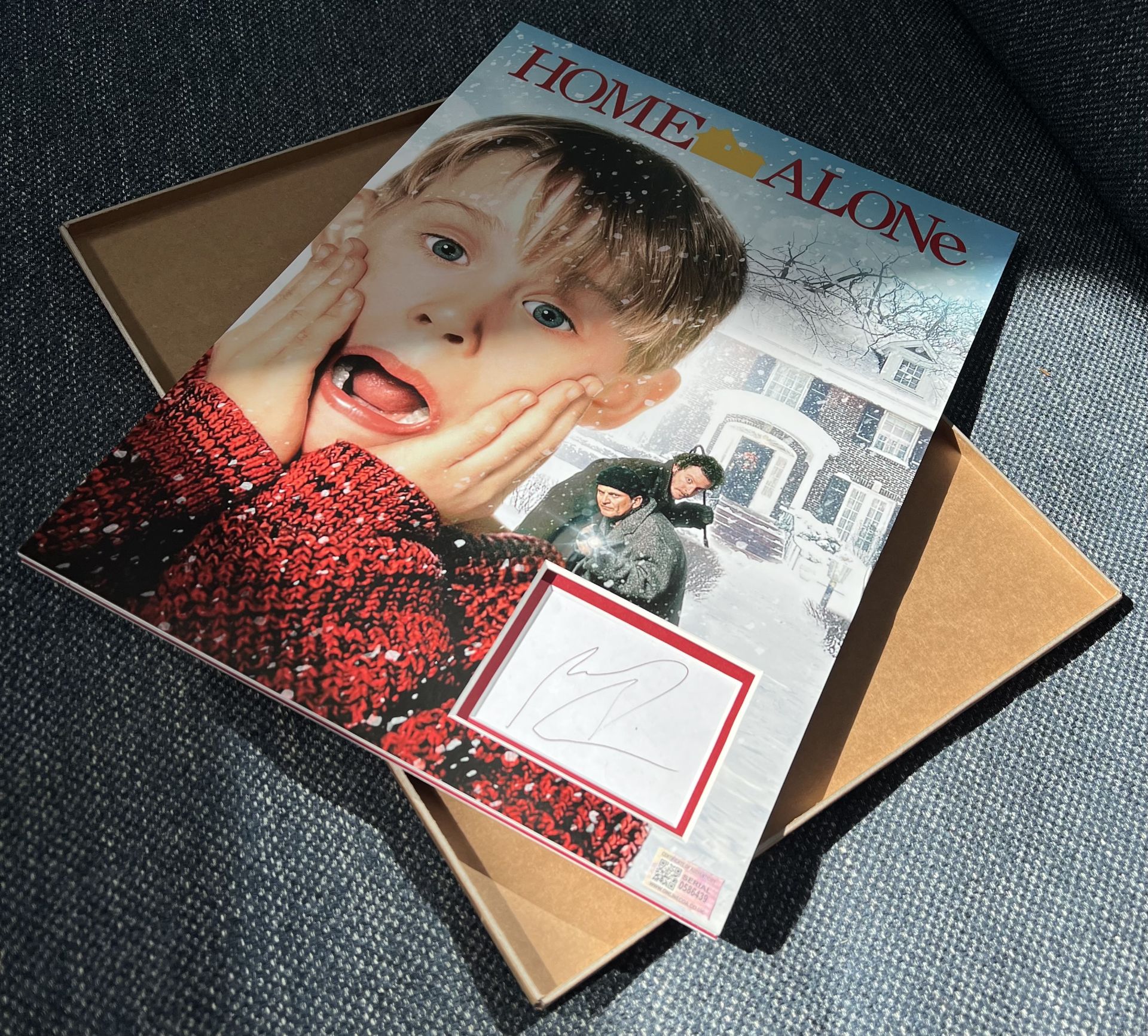 HOME ALONE MOVIE PRESENTATION, HAND SIGNED BY â€˜MACAULAY CULKINâ€™ WITH COA - NO VAT!