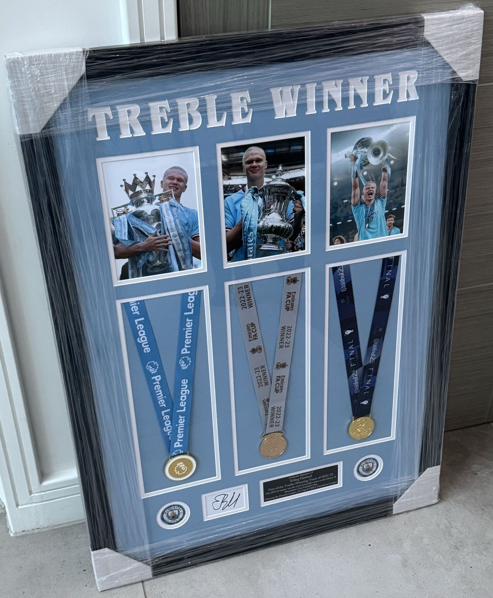 MANCHESTER CITY PRESENTATION, HAND SIGNED BY â€˜ERLING HAALANDâ€™ WITH MEDALS & COA - NO VAT ! - Image 5 of 9