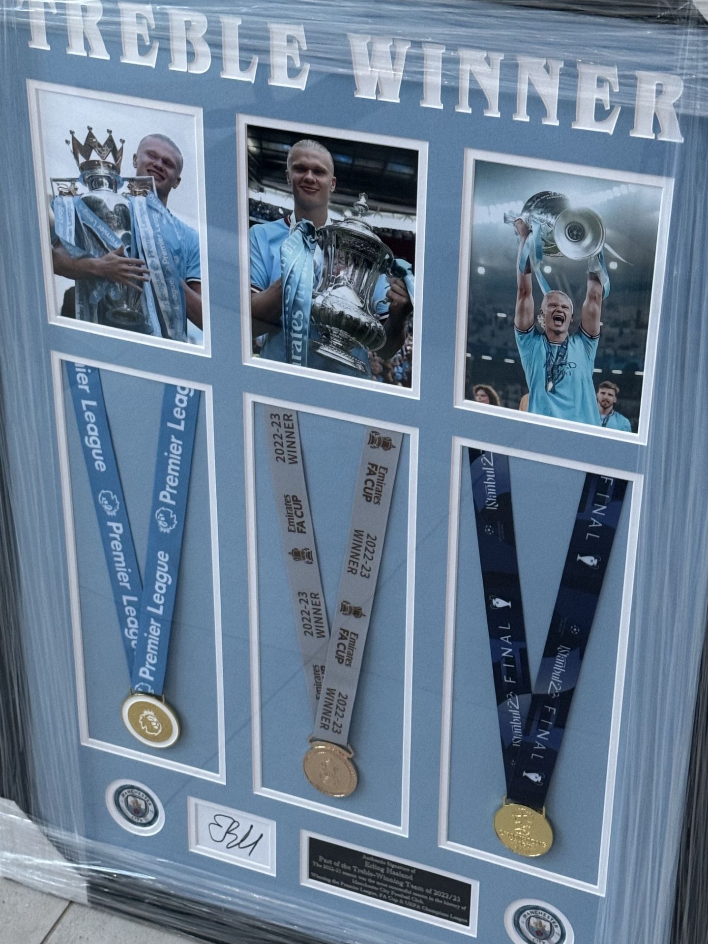 MANCHESTER CITY PRESENTATION, HAND SIGNED BY â€˜ERLING HAALANDâ€™ WITH MEDALS & COA - NO VAT ! - Image 3 of 9