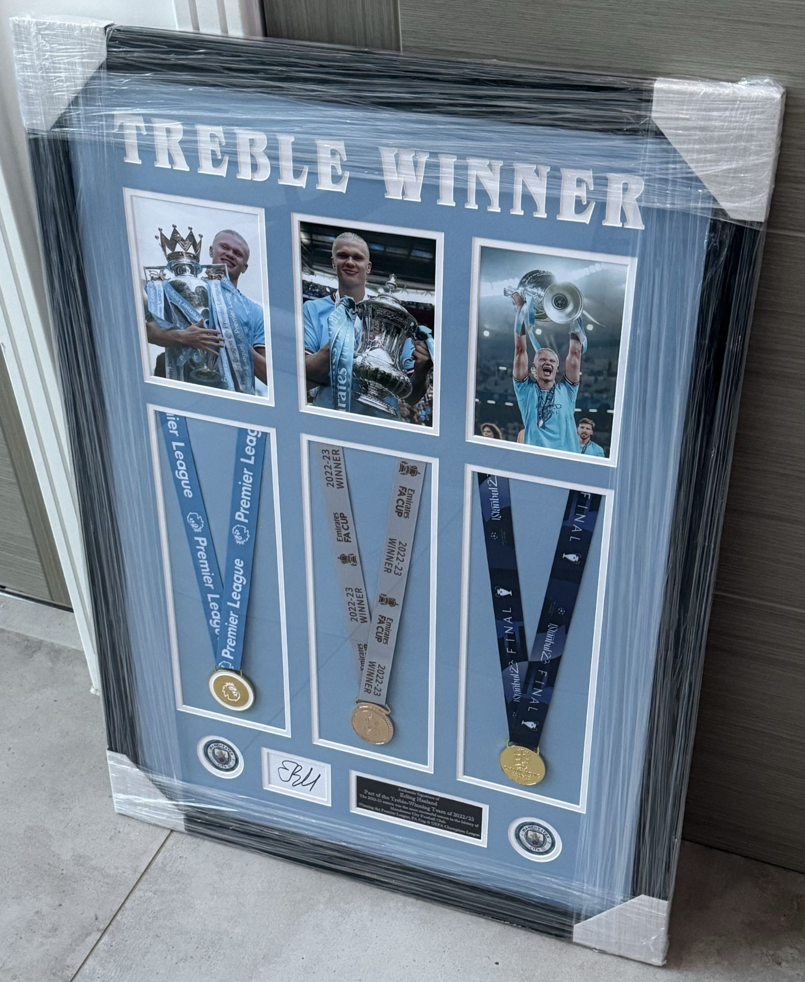 MANCHESTER CITY PRESENTATION, HAND SIGNED BY â€˜ERLING HAALANDâ€™ WITH MEDALS & COA - NO VAT ! - Image 2 of 9