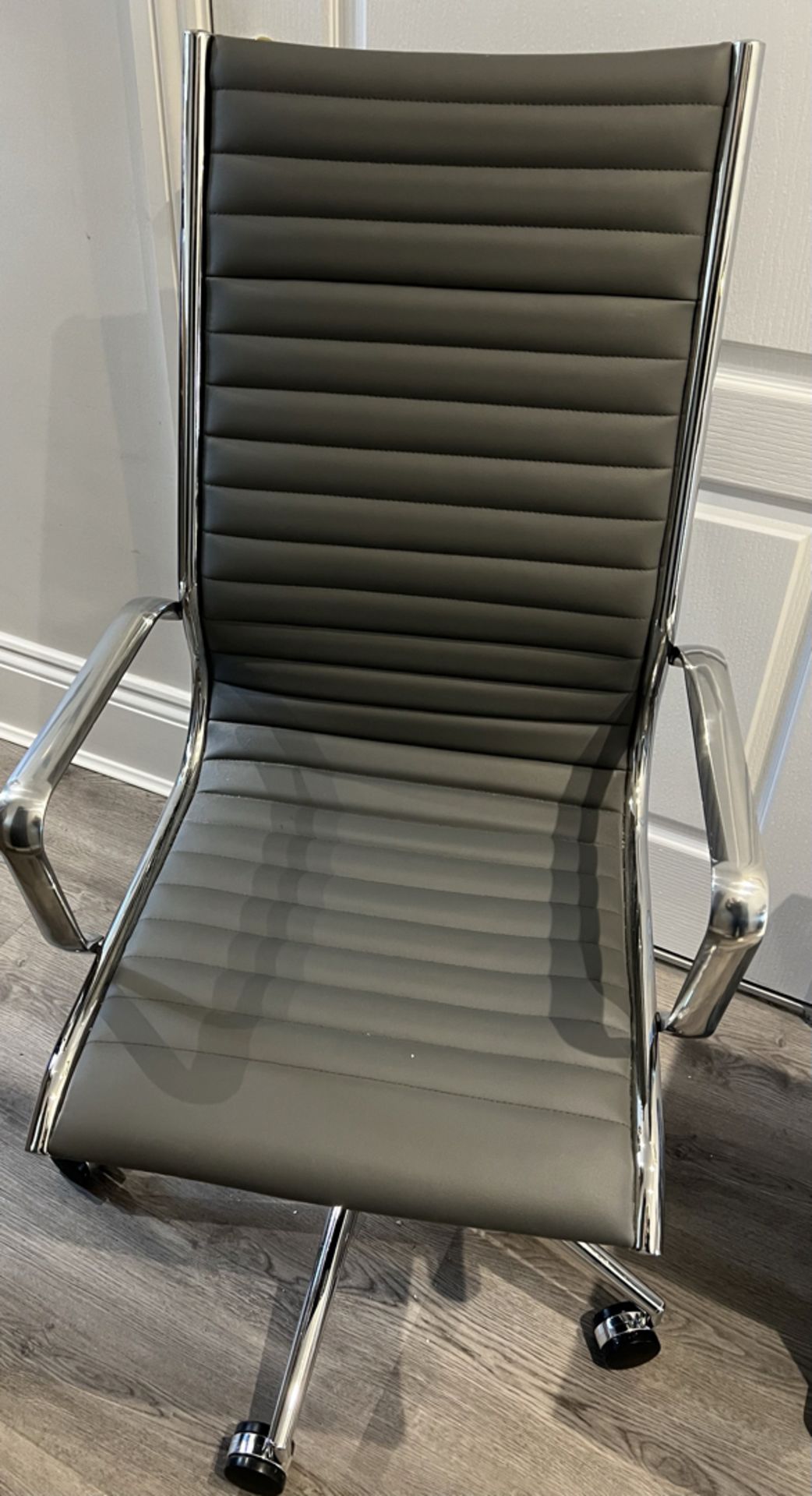 Abbey Medium Back Leather Office Chair - Perfect Condition - https://www.officefurnitureonline.co.uk - Image 2 of 6