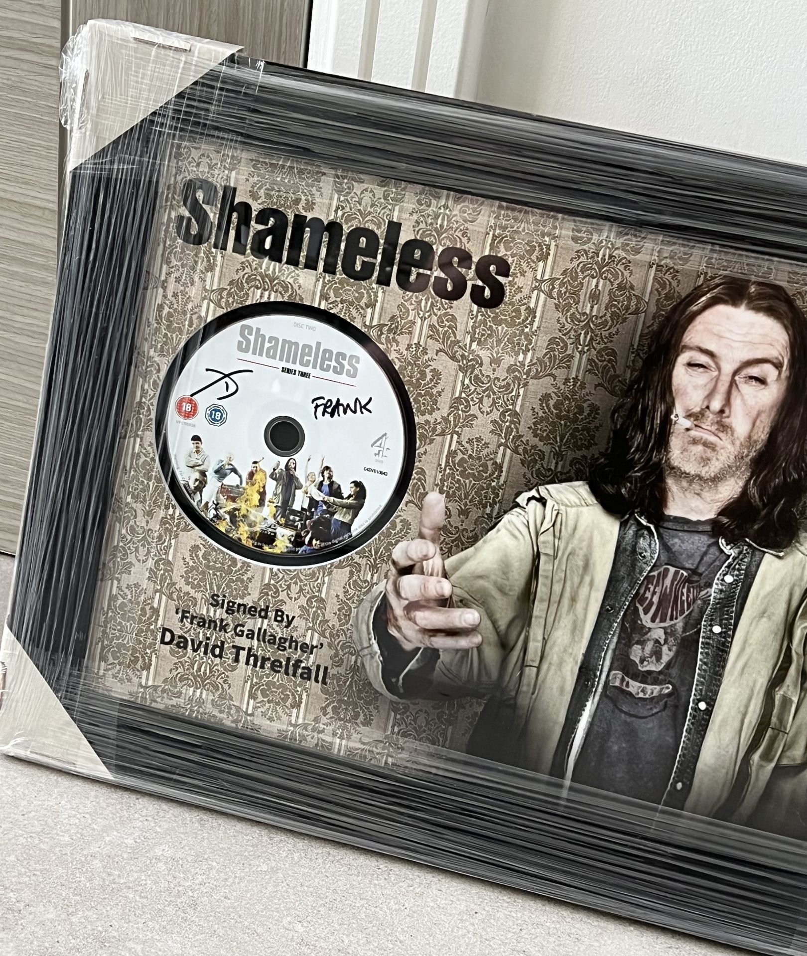 Shamelessâ€™ Framed DVD Presentation Signed by David Threlfall as â€˜Frank Gallagherâ€™ with COA - N - Image 2 of 4