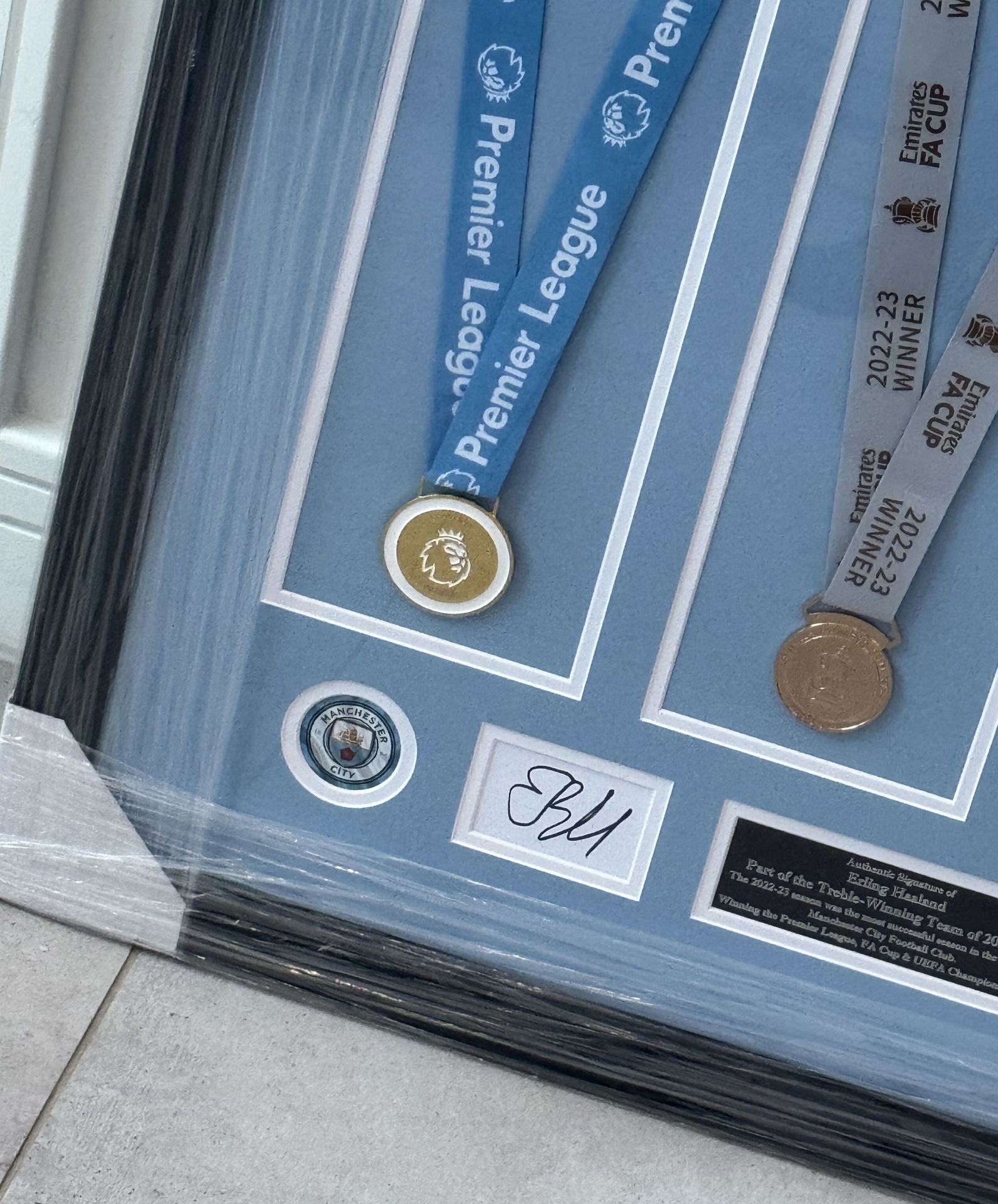 MANCHESTER CITY PRESENTATION, HAND SIGNED BY â€˜ERLING HAALANDâ€™ WITH MEDALS & COA - NO VAT ! - Image 4 of 9