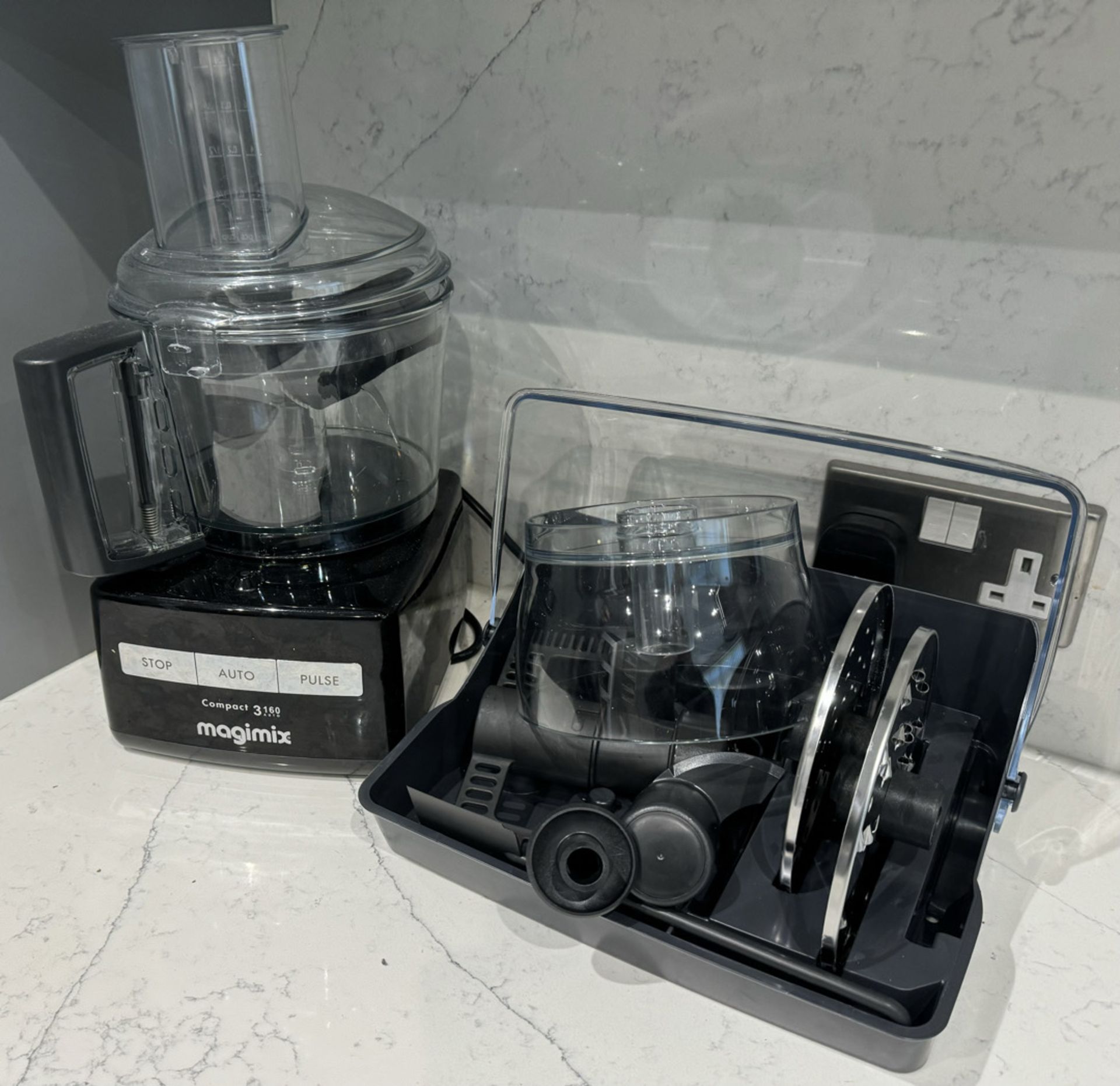 Magimix Compact 3160 Auto Food Processor with Accessories and Recipe Book - Black Model - NO VAT ! - Image 2 of 6