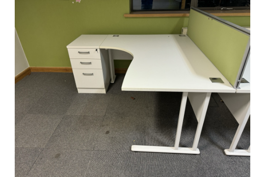 White office wooden corner desk with front modesty board & 3 drawer/filing unit & privacy screen - Image 2 of 2