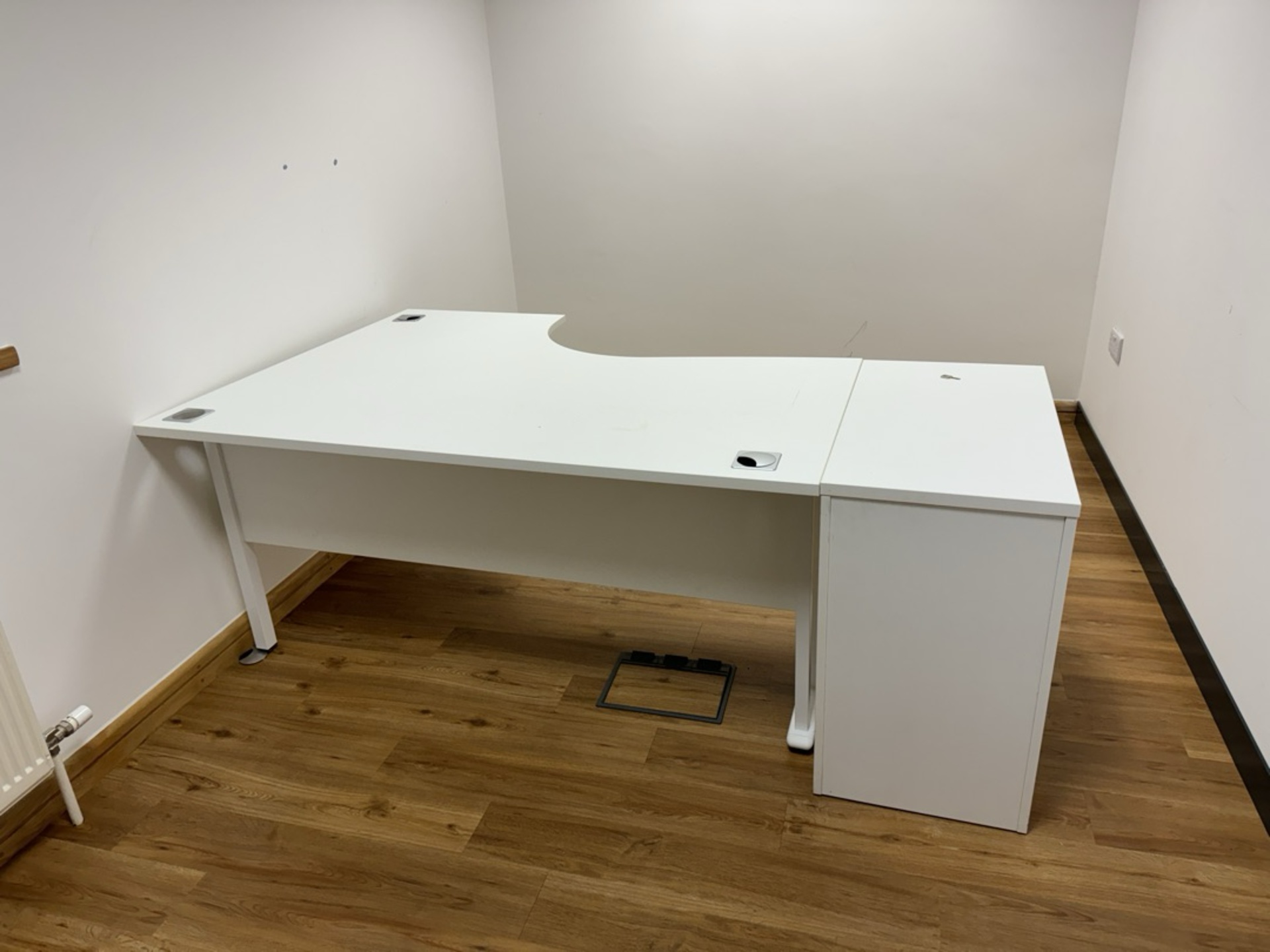 White office wooden corner desk with front modesty board & 3 drawer/filing unit - Image 2 of 2