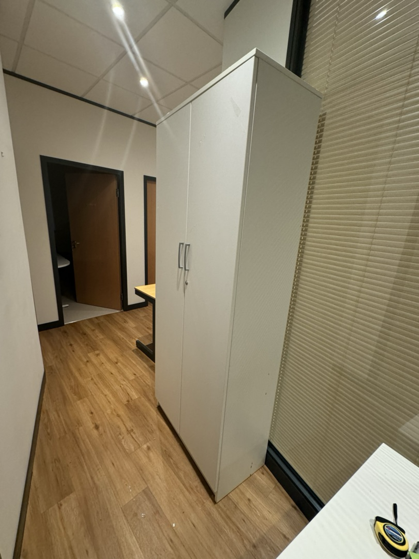 Office cabinet in white with shelves and lock