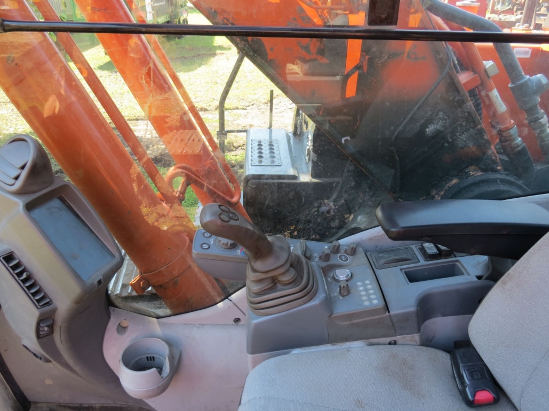 2019 Hitachi ZX250LC-6N Cab A/C TAG 48" Bucket & DE Thumb Auxillary Hydraulics 5629 hours showing - Image 17 of 25