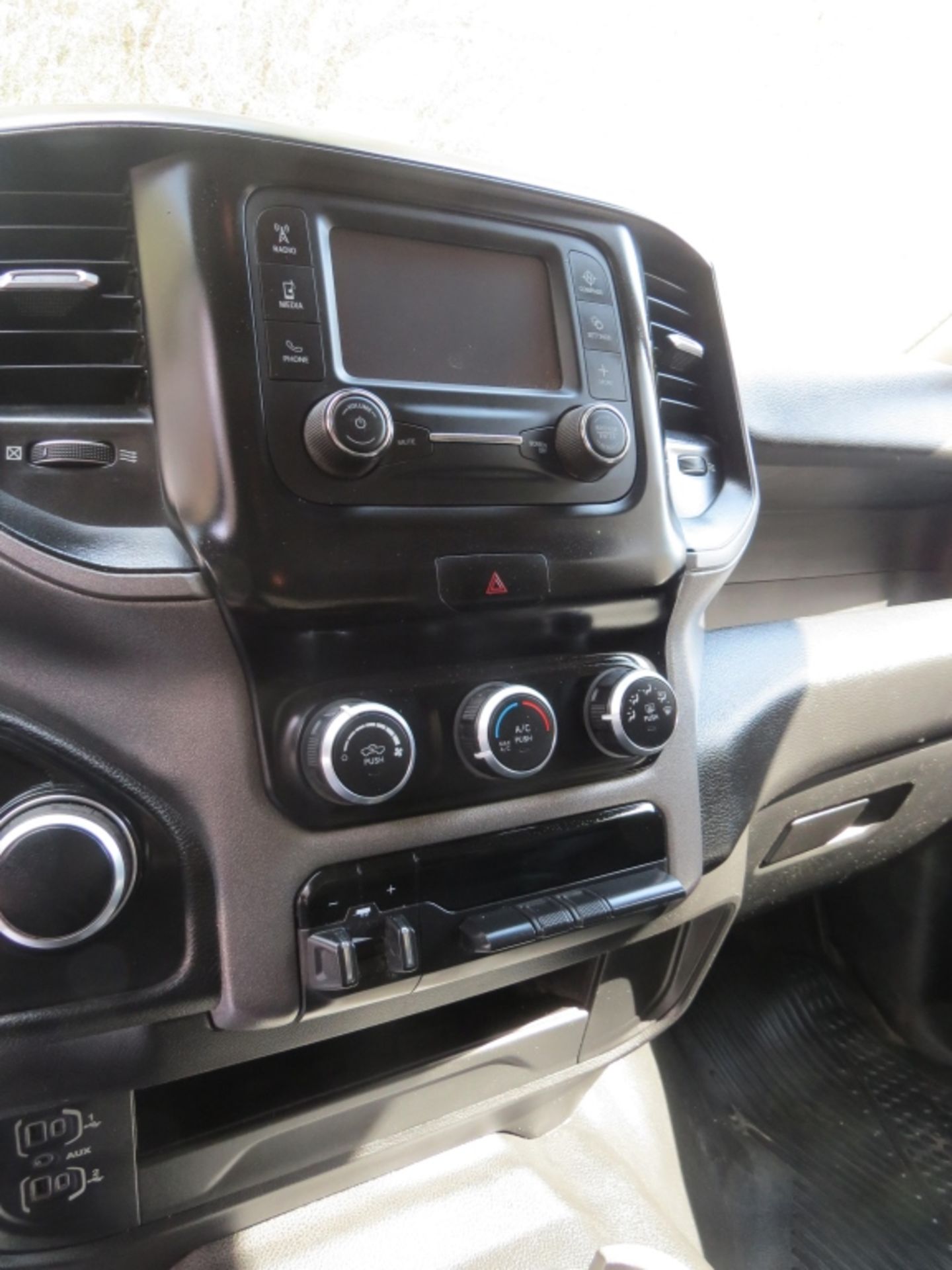 2019 Dodge Ram 2500 6.4L Hemi 4x4 VIN: 3C6UR5HJ1KG673760 63,524 miles showing 4 Door 8' Bed w/Back - Image 9 of 11