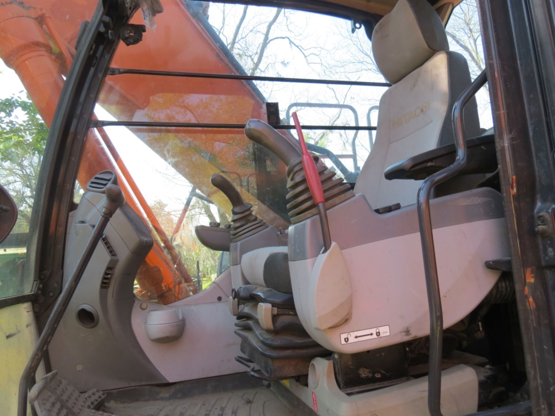 2019 Hitachi ZX250LC-6N Cab A/C TAG 48" Bucket & DE Thumb Auxillary Hydraulics 5629 hours showing - Image 16 of 25