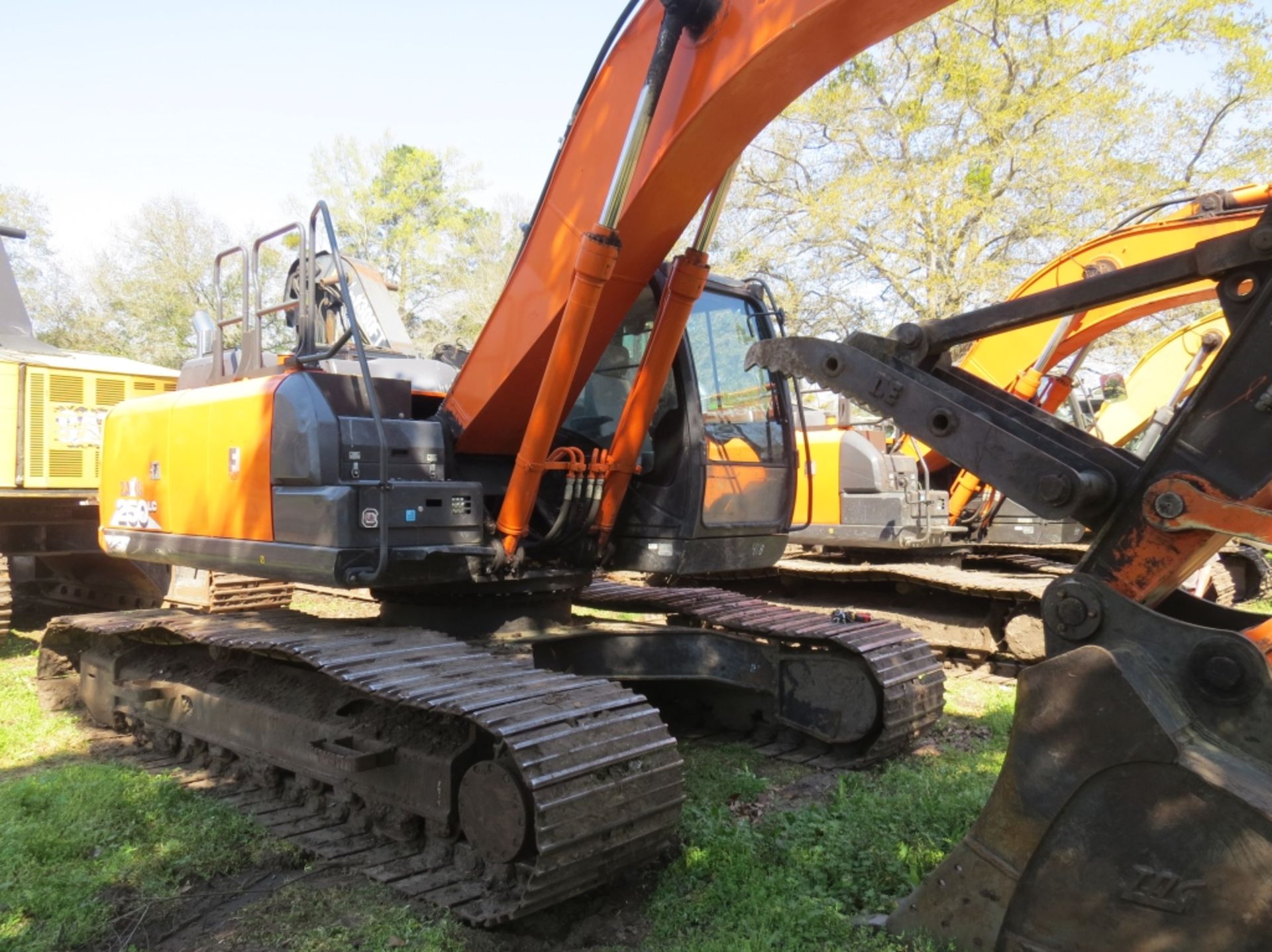 2019 Hitachi ZX250LC-6N Cab A/C TAG 48" Bucket & DE Thumb Auxillary Hydraulics 5629 hours showing - Image 9 of 25