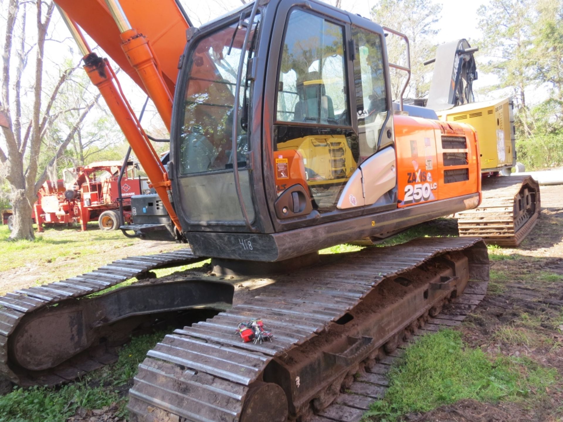 2019 Hitachi ZX250LC-6N Cab A/C TAG 48" Bucket & DE Thumb Auxillary Hydraulics 5629 hours showing - Image 4 of 25