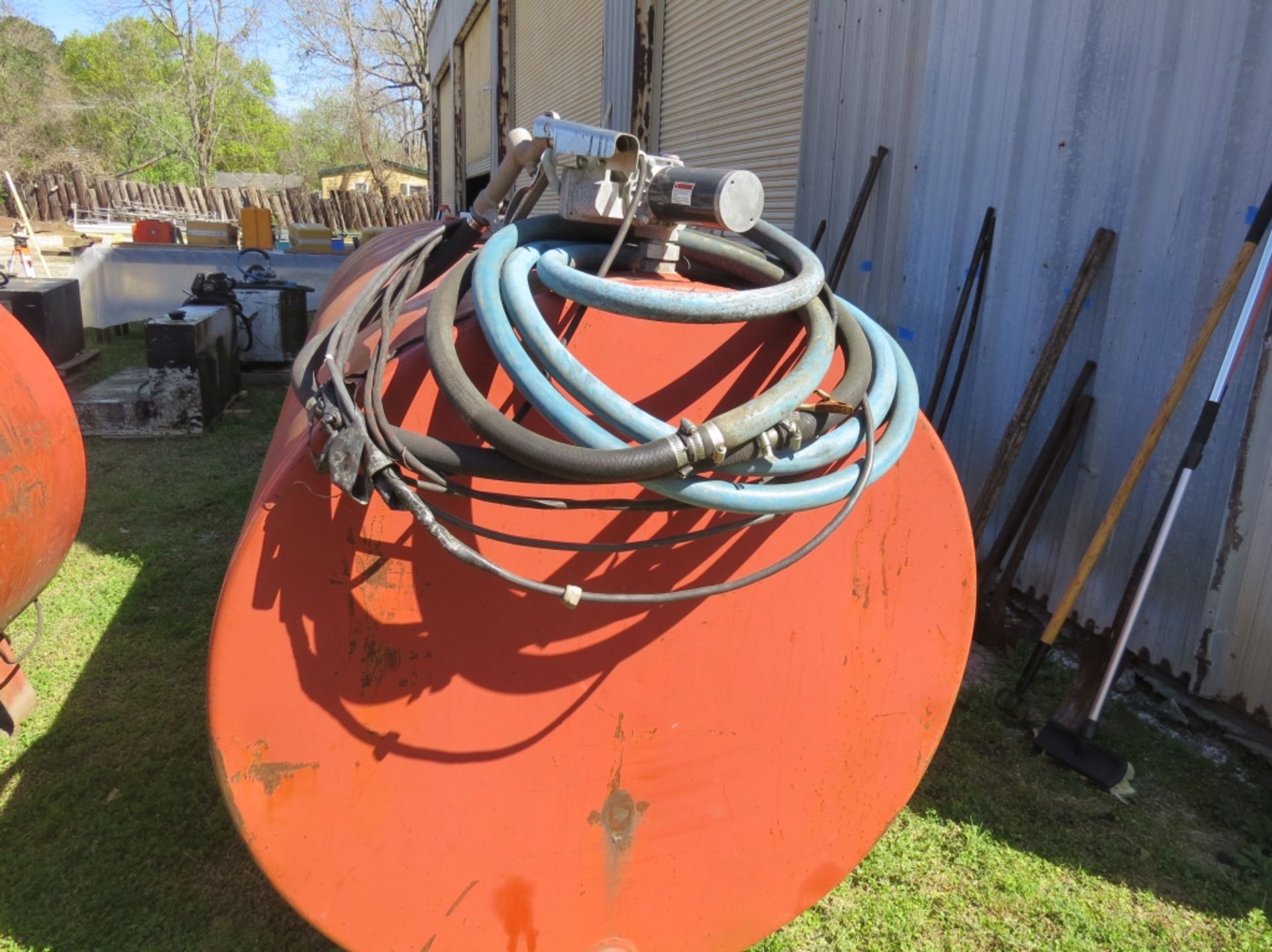 1000 gal tank , pump & hose - Image 2 of 2