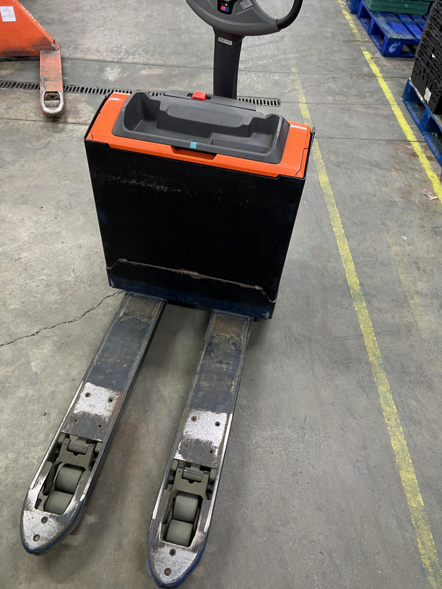 Electric pallet truck - Image 2 of 2