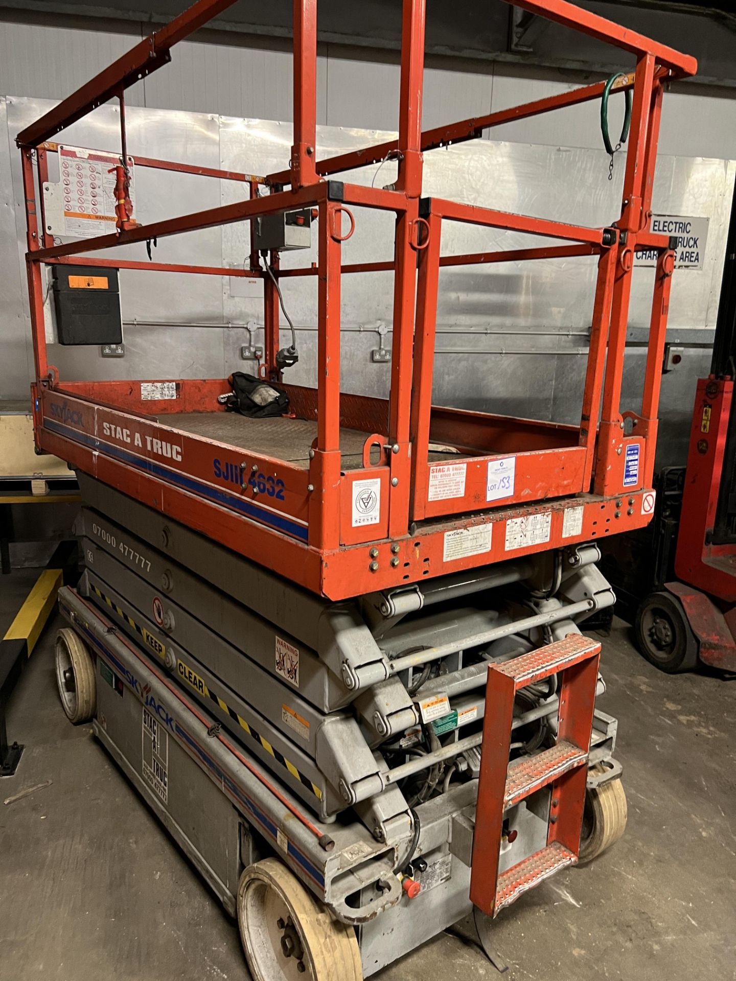 Scissor lift