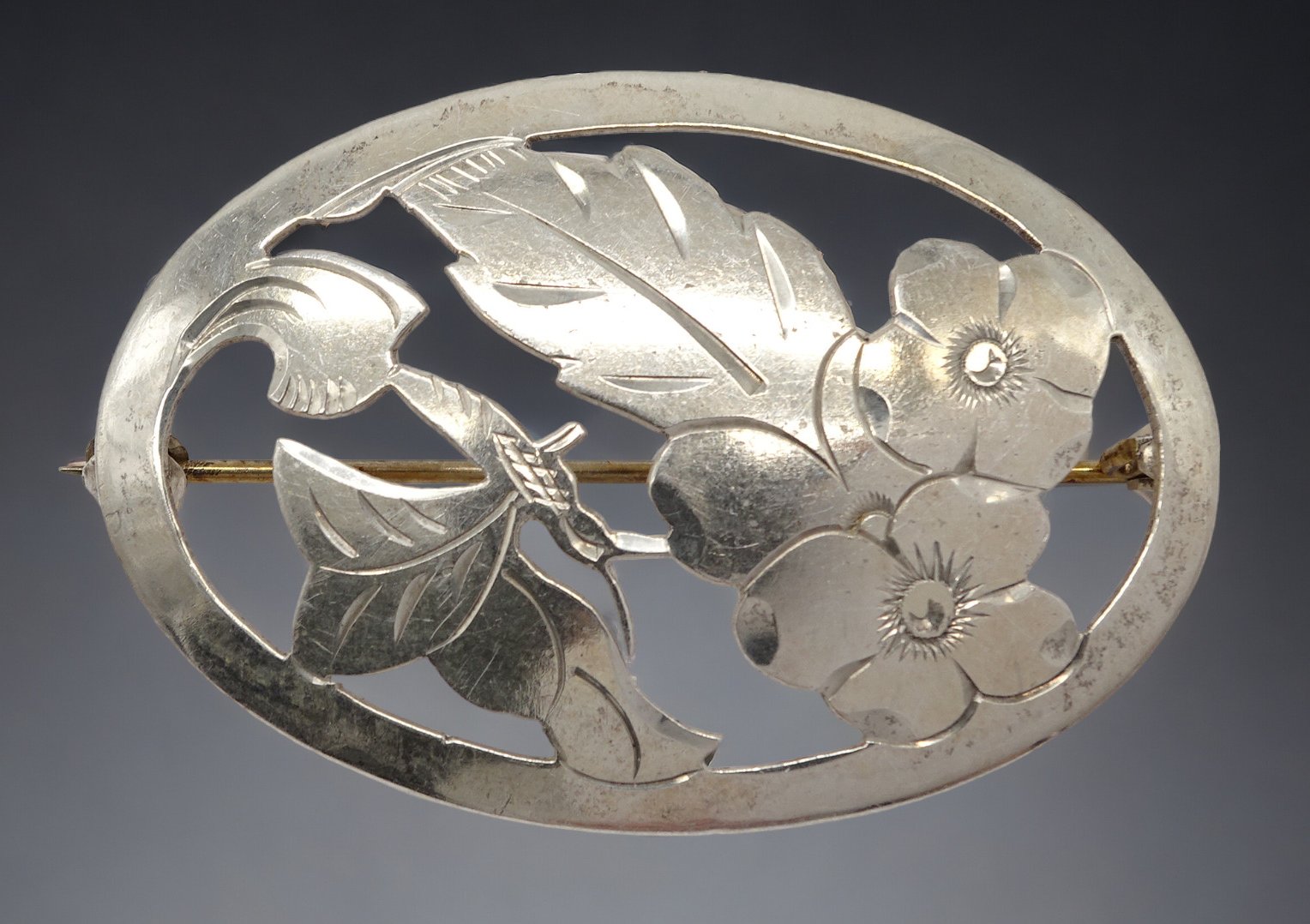 Ovale Silber Brosche , florale Darstellung, Silber 835/000, 4,8x3,2cm, Gewicht 7,9 Gramm