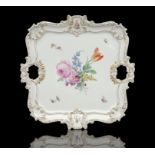 Prunktablett "Meissen", florales Muster, Schwertermarke, Maße 39 x 38,5 cm, ein Henkel geklebt, Bod