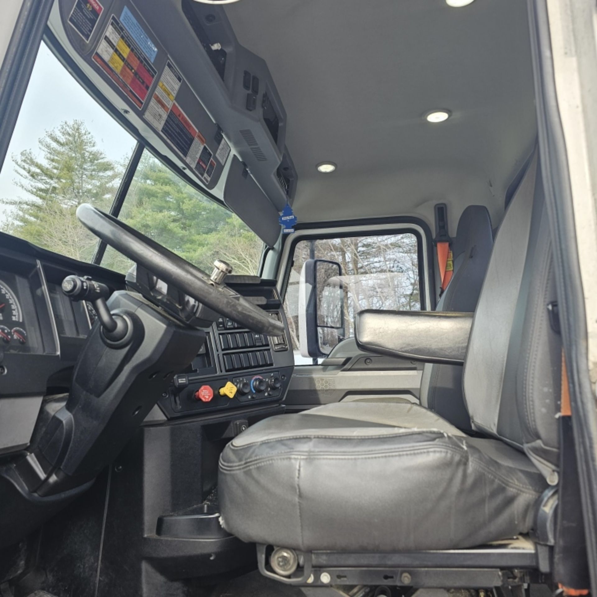 2019 Mack AN42T Tractor - Image 8 of 11