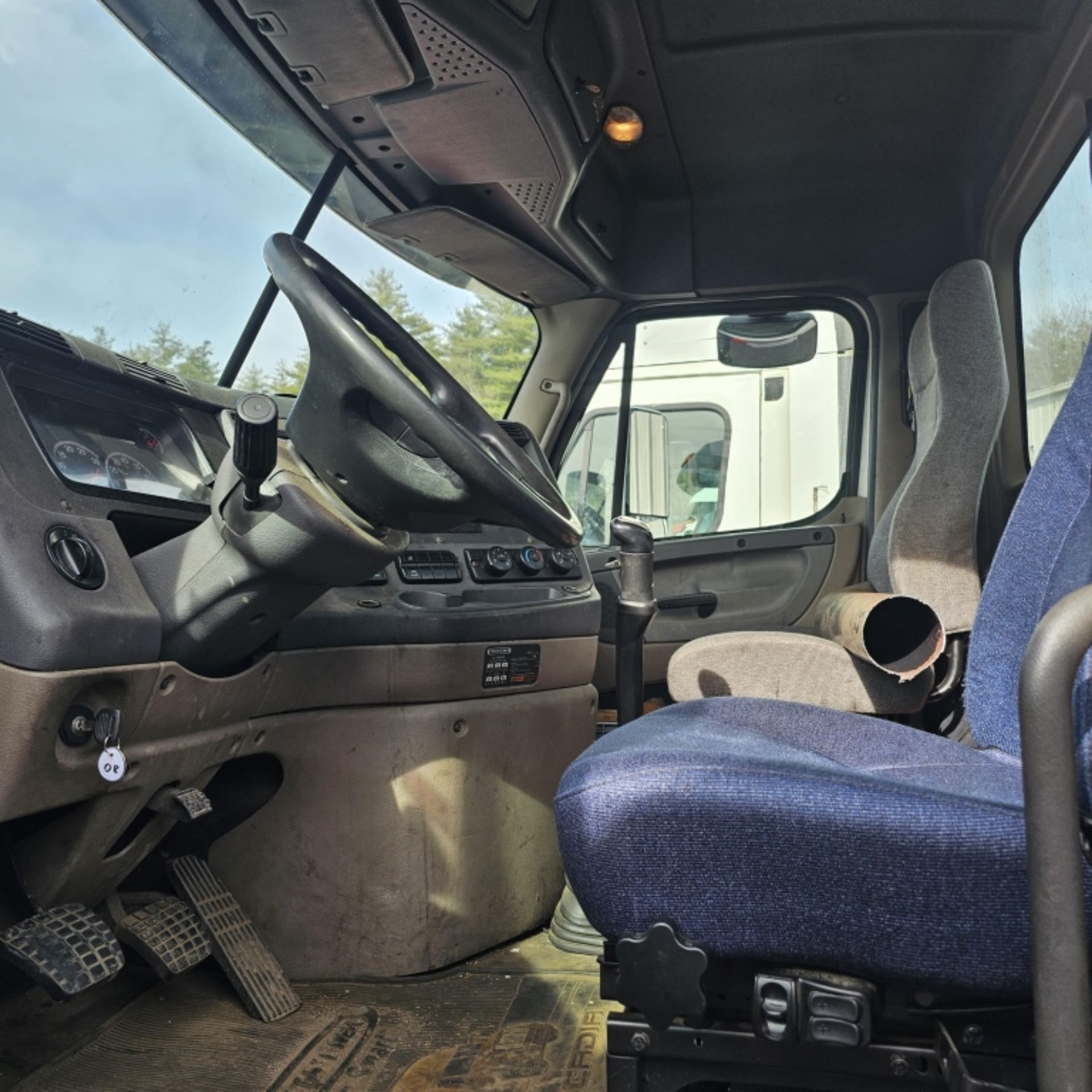 2009 Freightliner Cascadia - Image 7 of 10