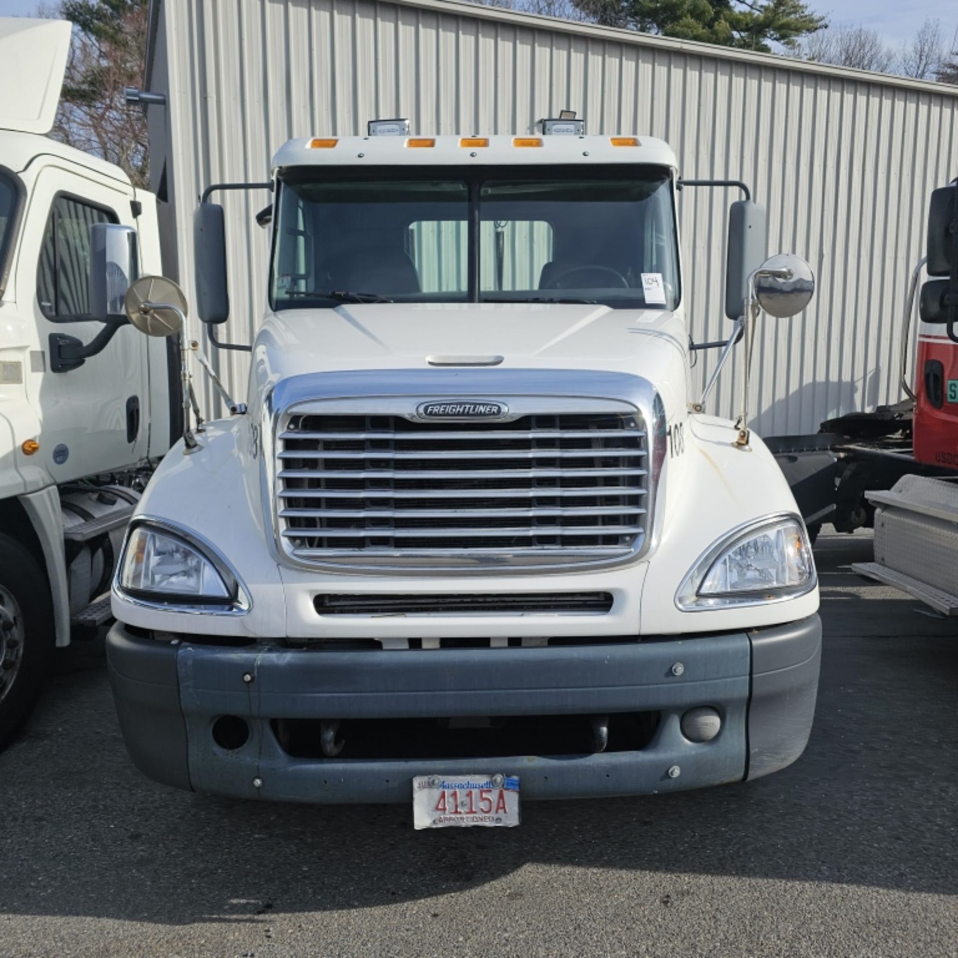 2005 Freightliner Columbia - Image 2 of 10